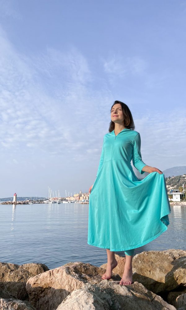 Dress with iridescent collar
