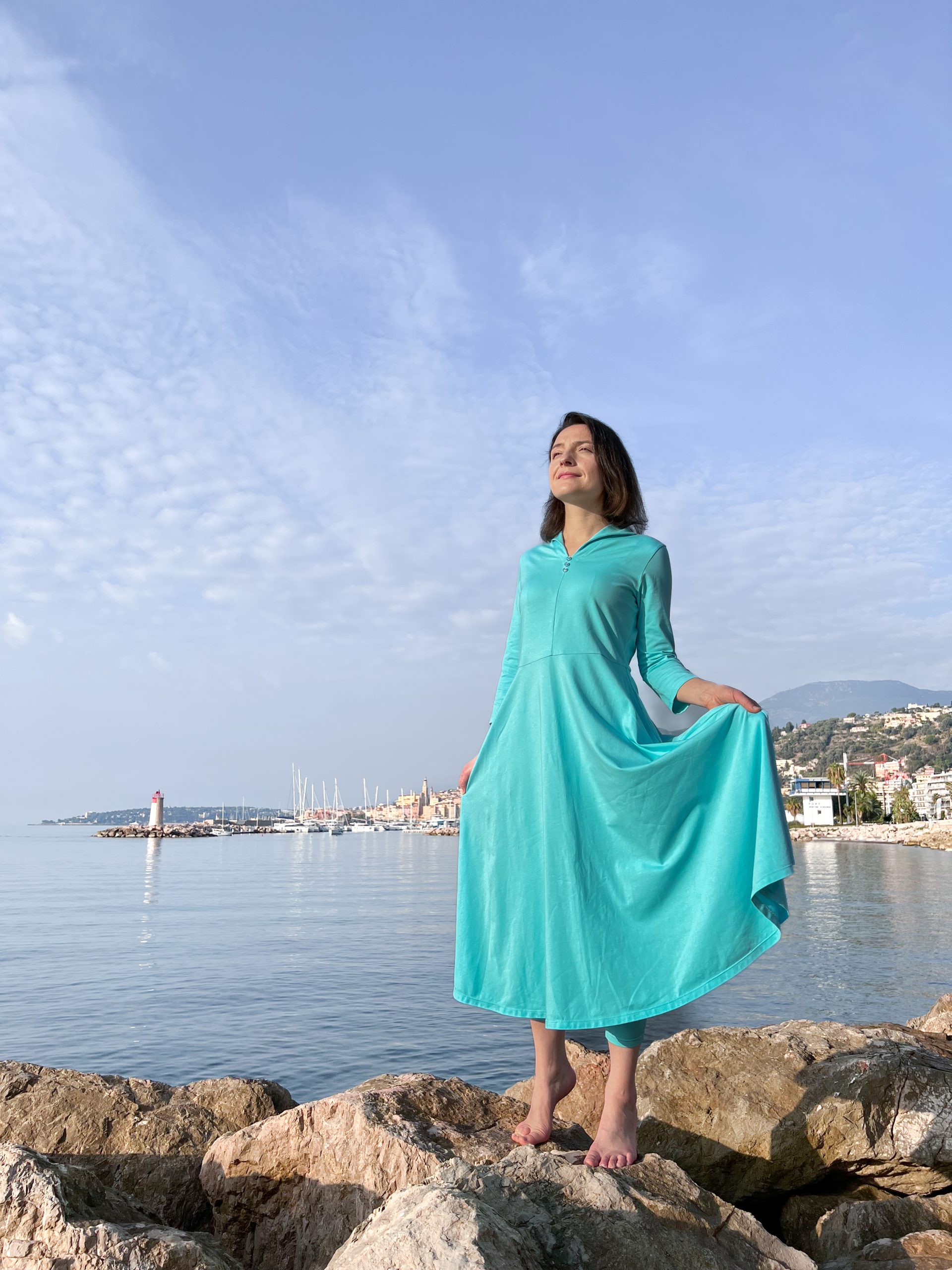 Dress with iridescent collar
