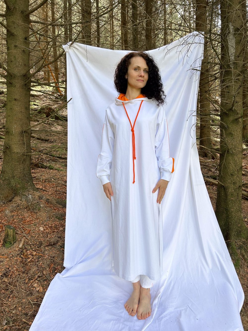 Kapuzenkleid mit Bhakti-Streifen – Bild 14