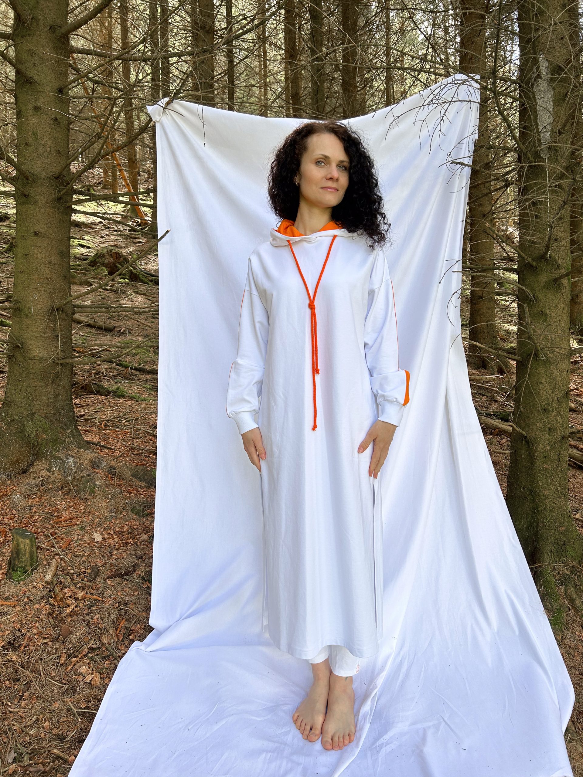 Kapuzenkleid mit Bhakti-Streifen – Bild 14
