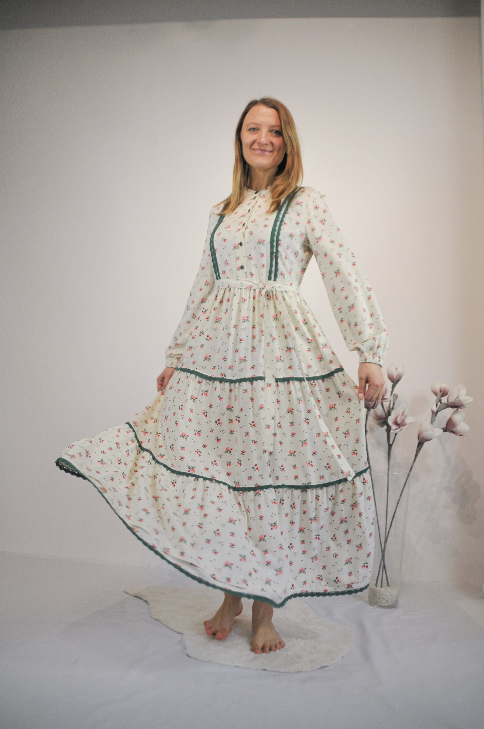 Kleid mit Stufenrock und Blumenprint – Bild 15