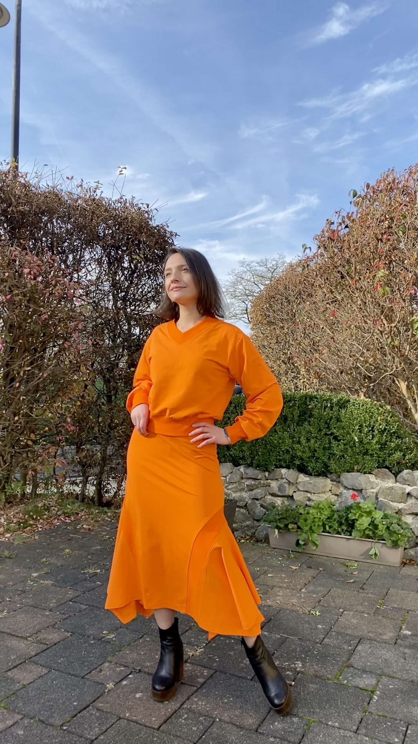 Sweatshirt with V-neck and skirt with corners - Image 3