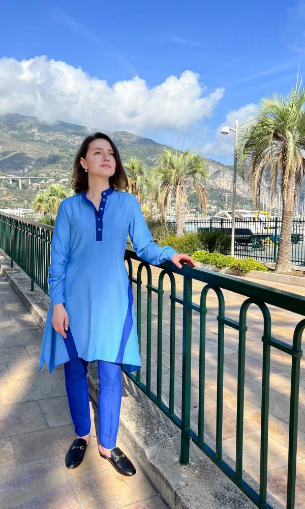 Tunic shirt with side angles and slim-fit trousers