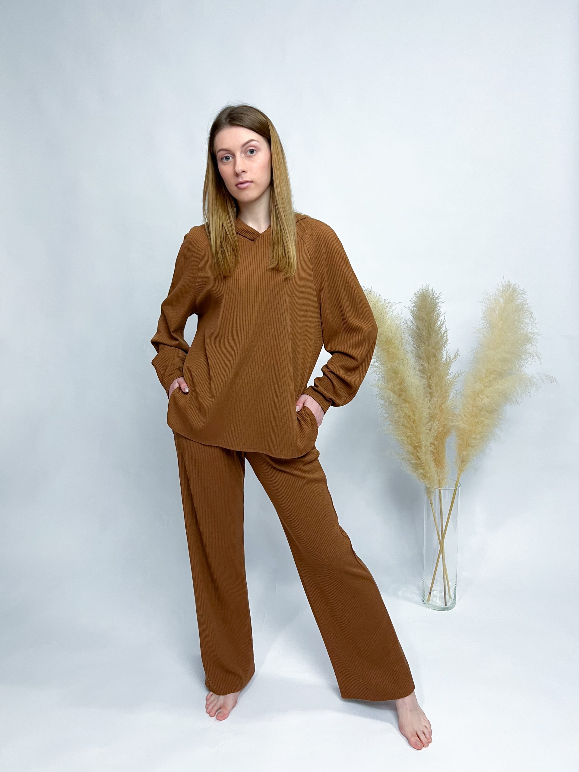 Klassisches Hoodie und weite Hose – Bild 25