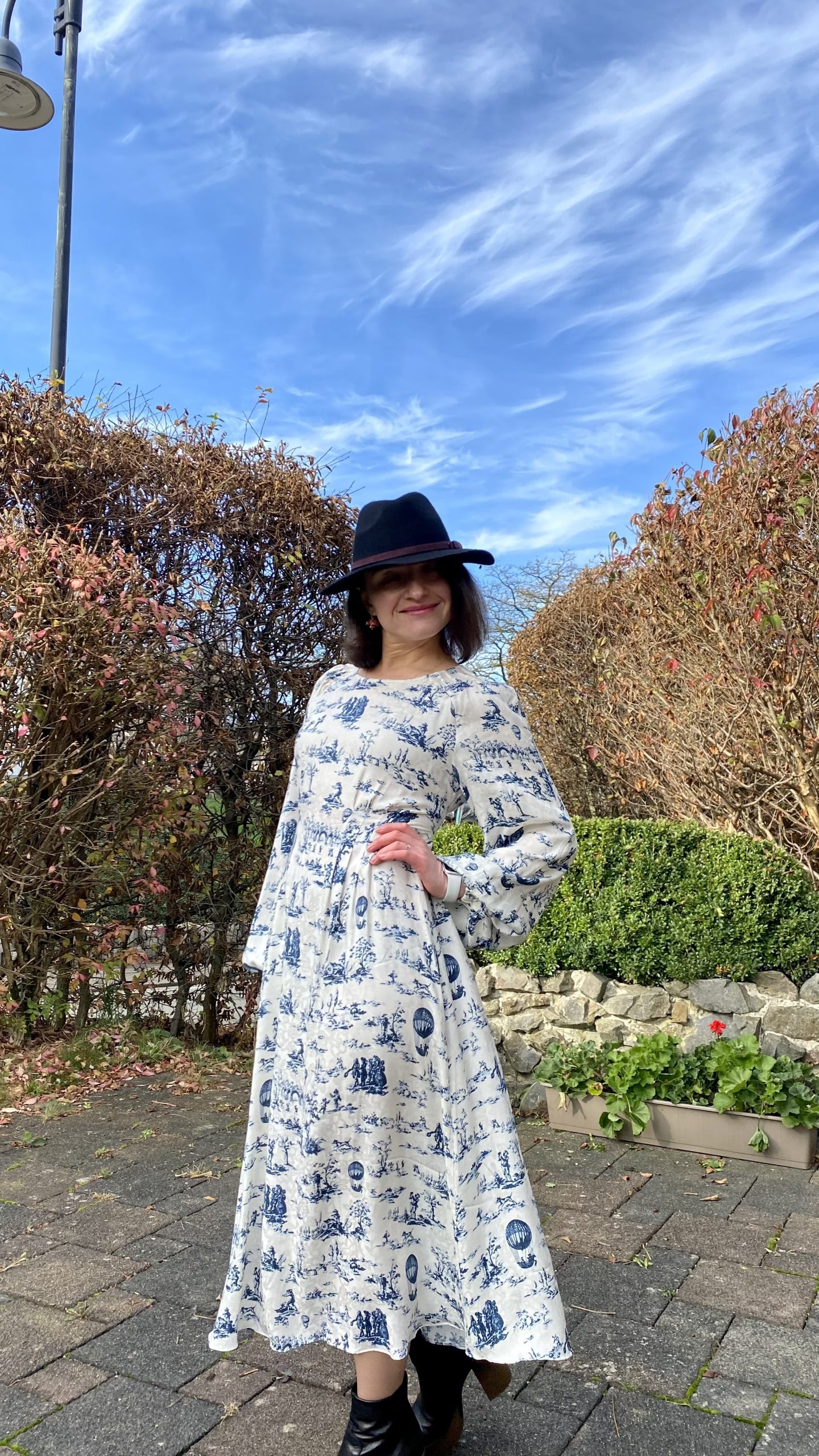 Dress with pleats - Image 11