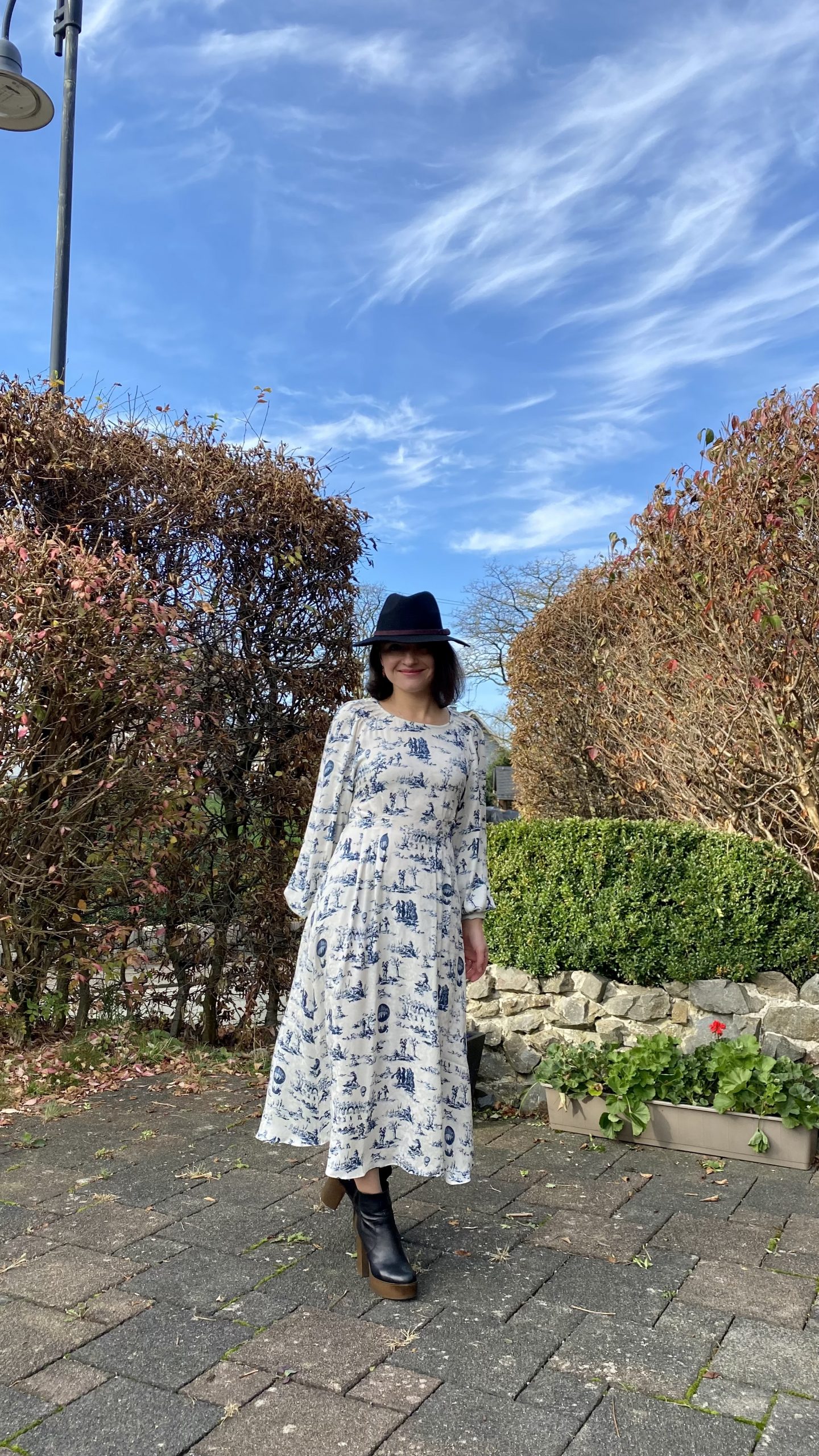 Dress with pleats - Image 10