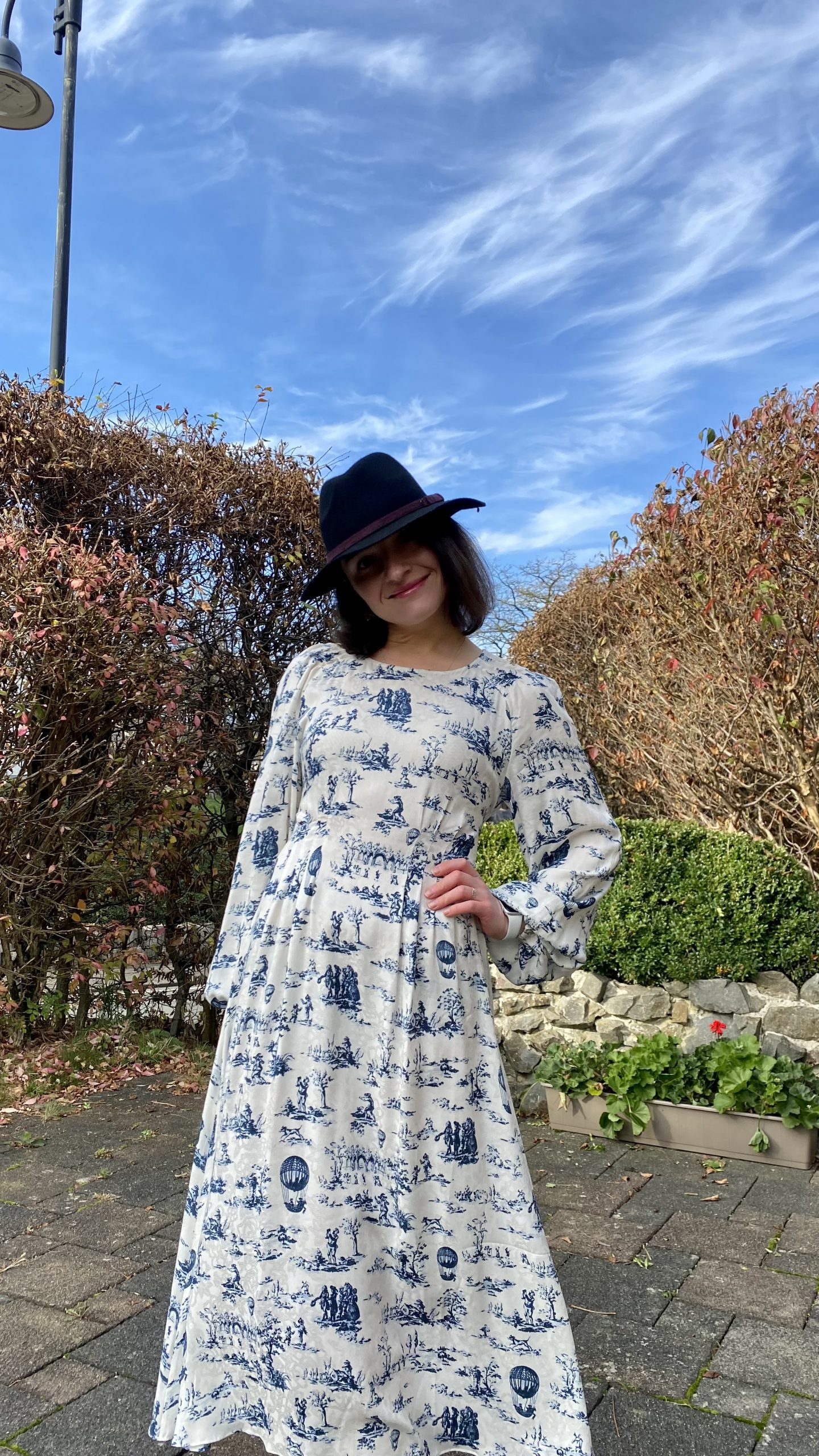 Dress with pleats - Image 6