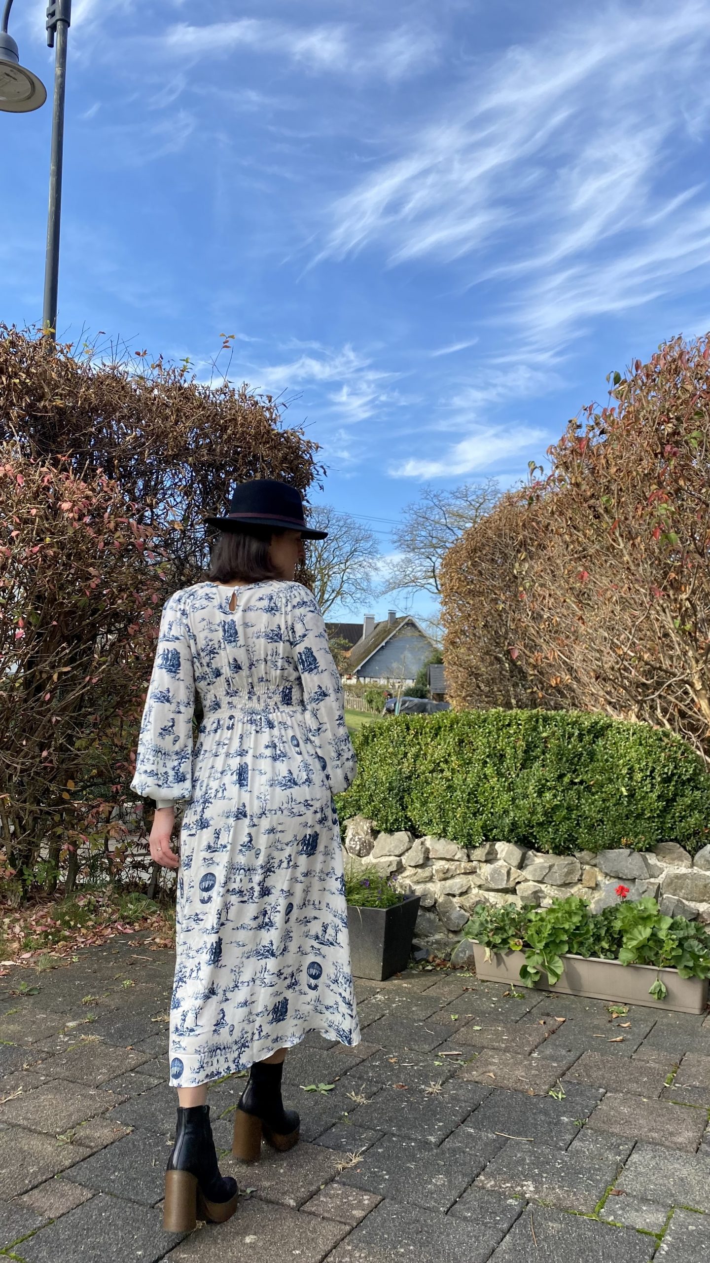 Dress with pleats - Image 12