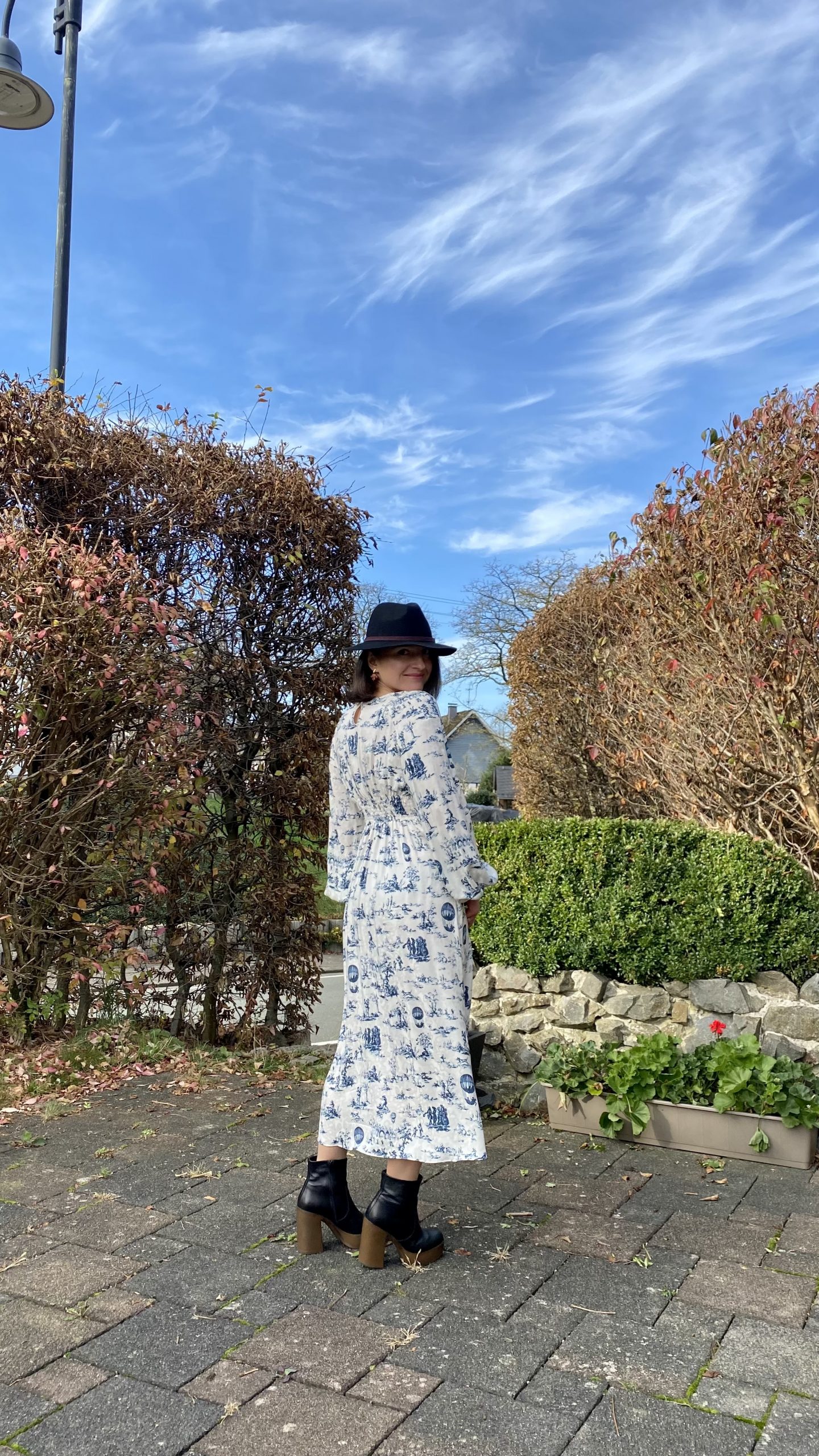 Dress with pleats - Image 9