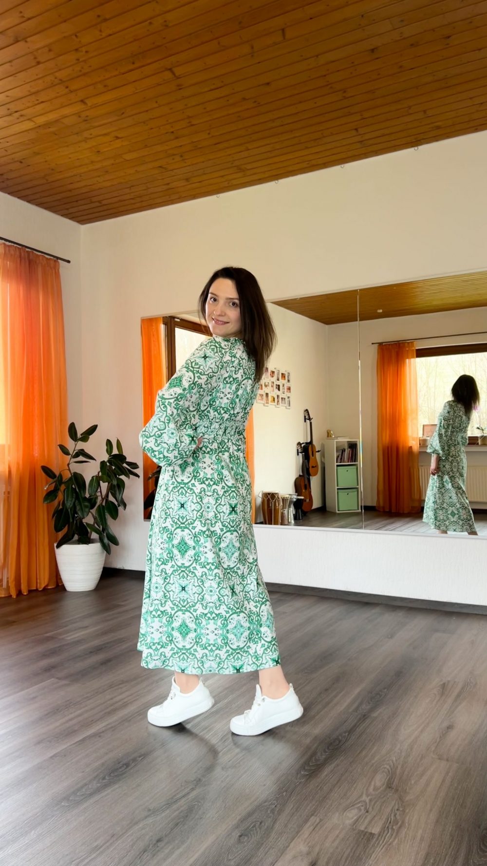 Dress with pleats - Image 5