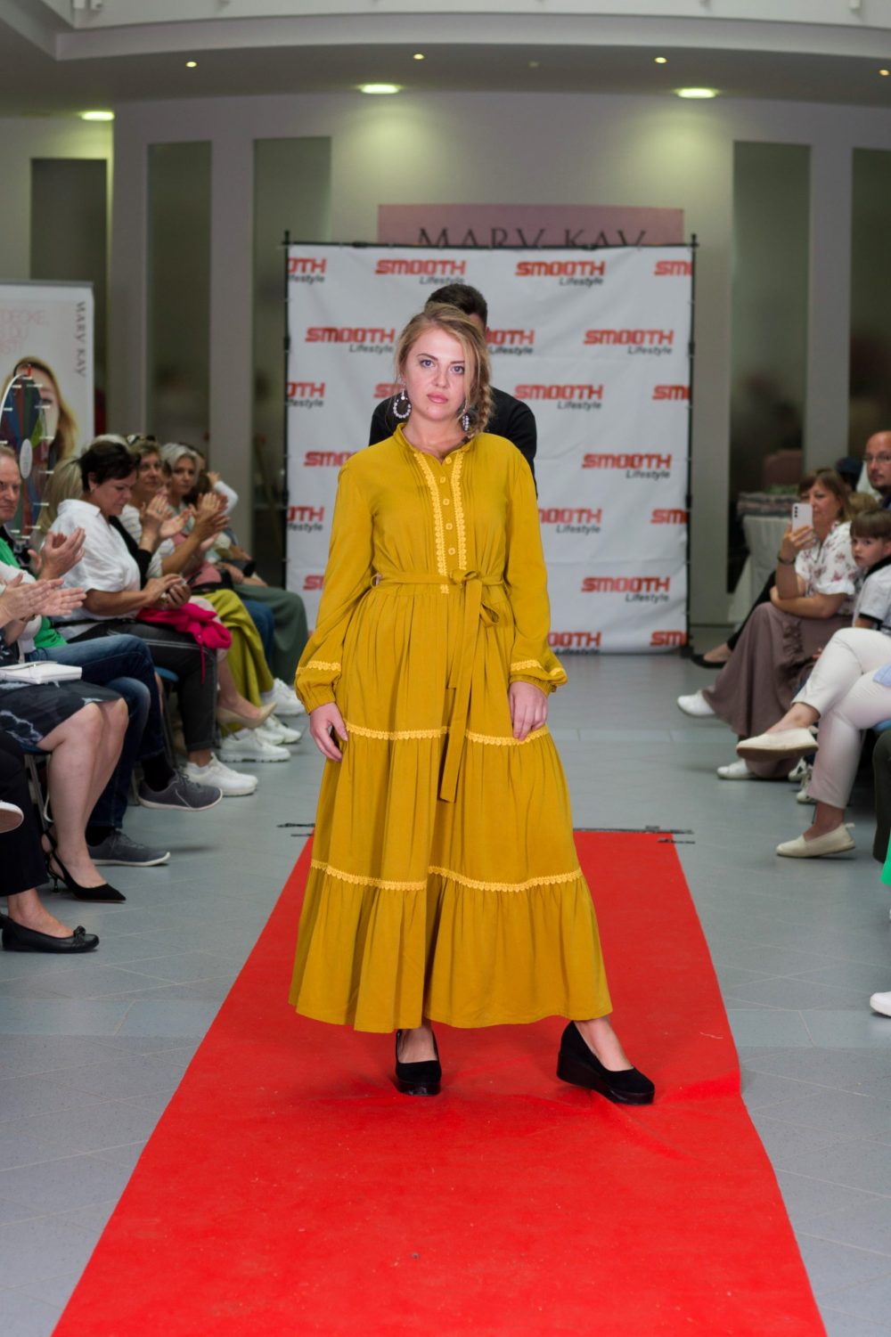 Kleid mit Stufenrock und Spitze (Klassik) – Bild 5