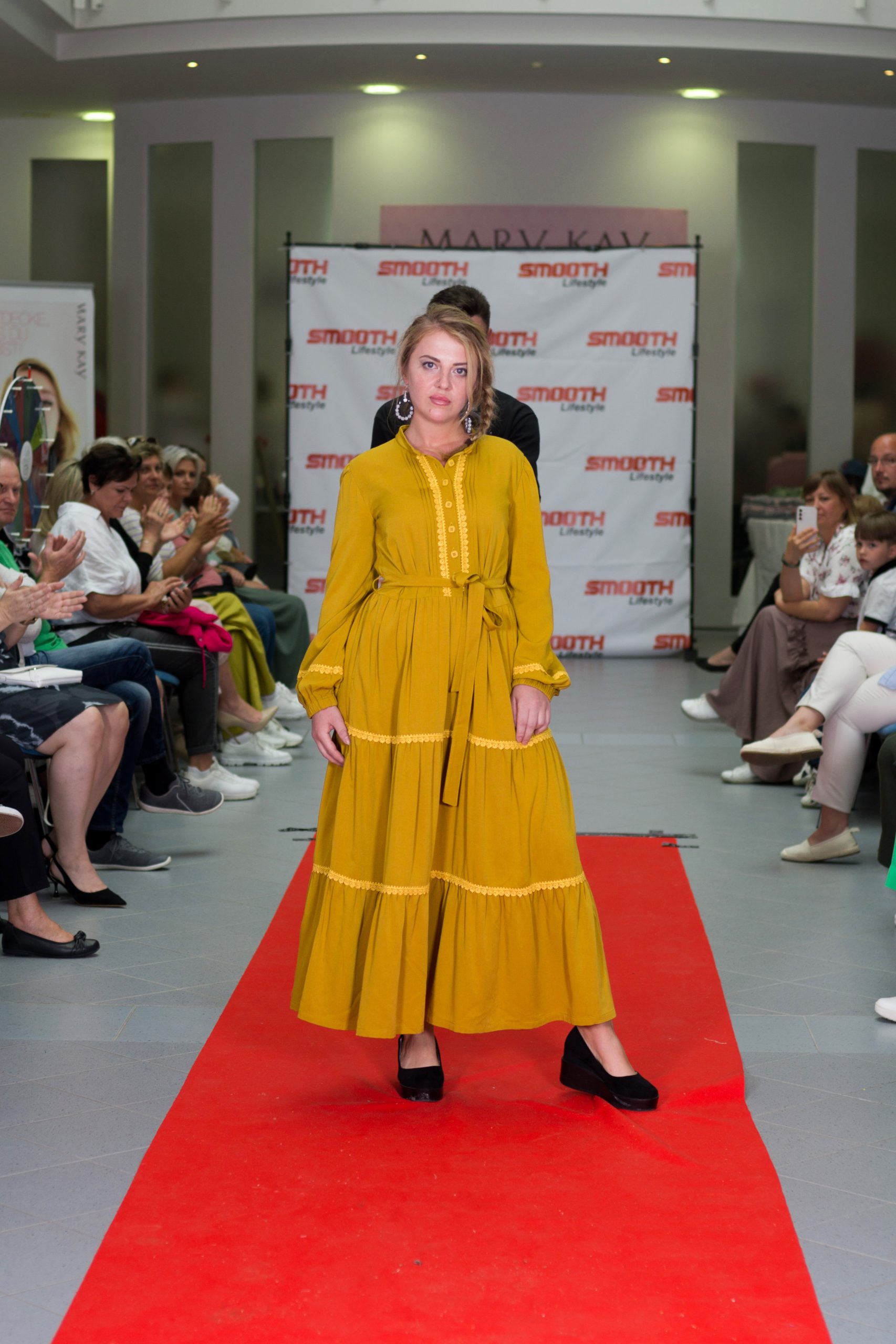 Kleid mit Stufenrock und Spitze (Klassik) – Bild 5