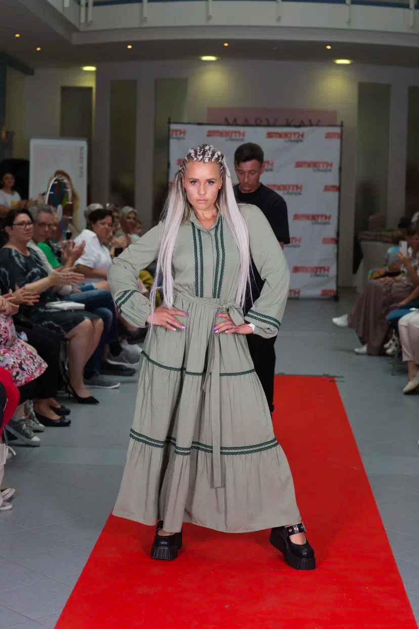 Kleid mit Stufenrock und Spitze (Klassik) – Bild 4