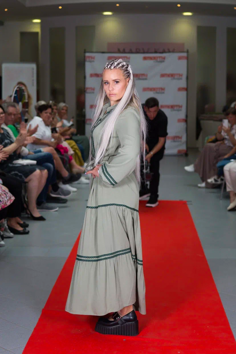 Kleid mit Stufenrock und Spitze (Klassik) – Bild 2