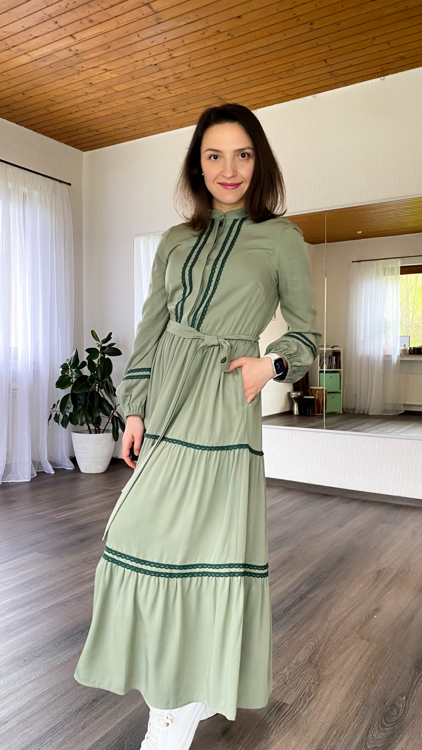Kleid mit Stufenrock und Spitze (Klassik) – Bild 21