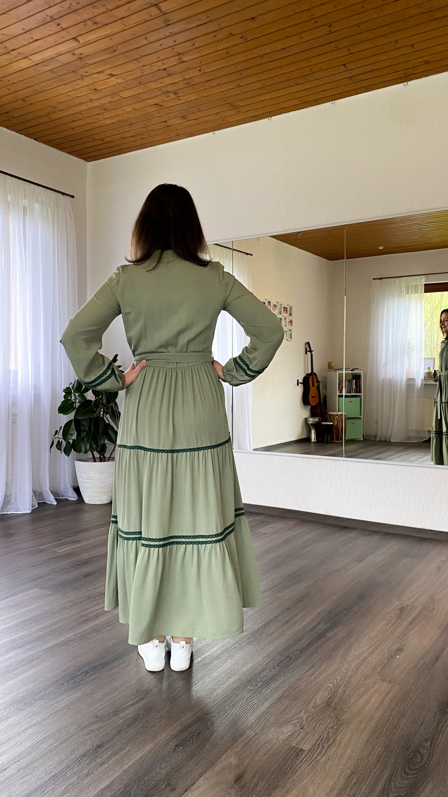 Kleid mit Stufenrock und Spitze (Klassik) – Bild 19