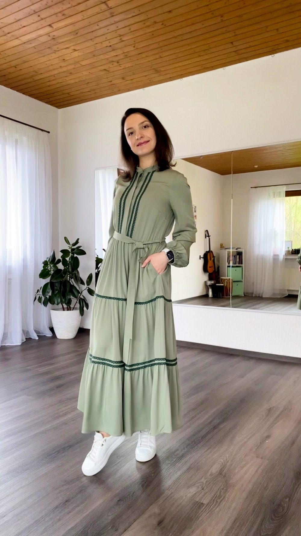 Kleid mit Stufenrock und Spitze (Klassik) – Bild 18