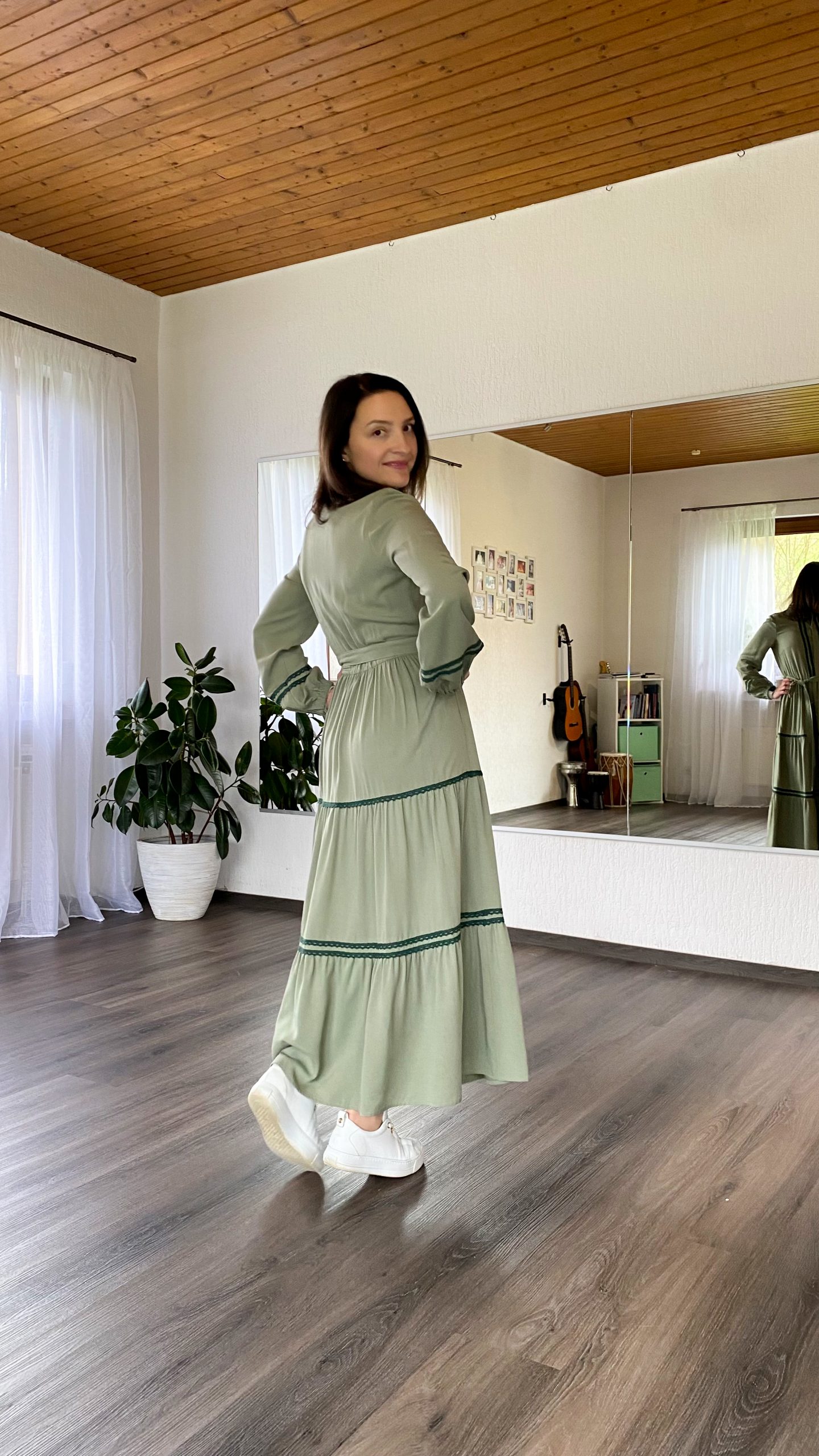 Kleid mit Stufenrock und Spitze (Klassik) – Bild 17