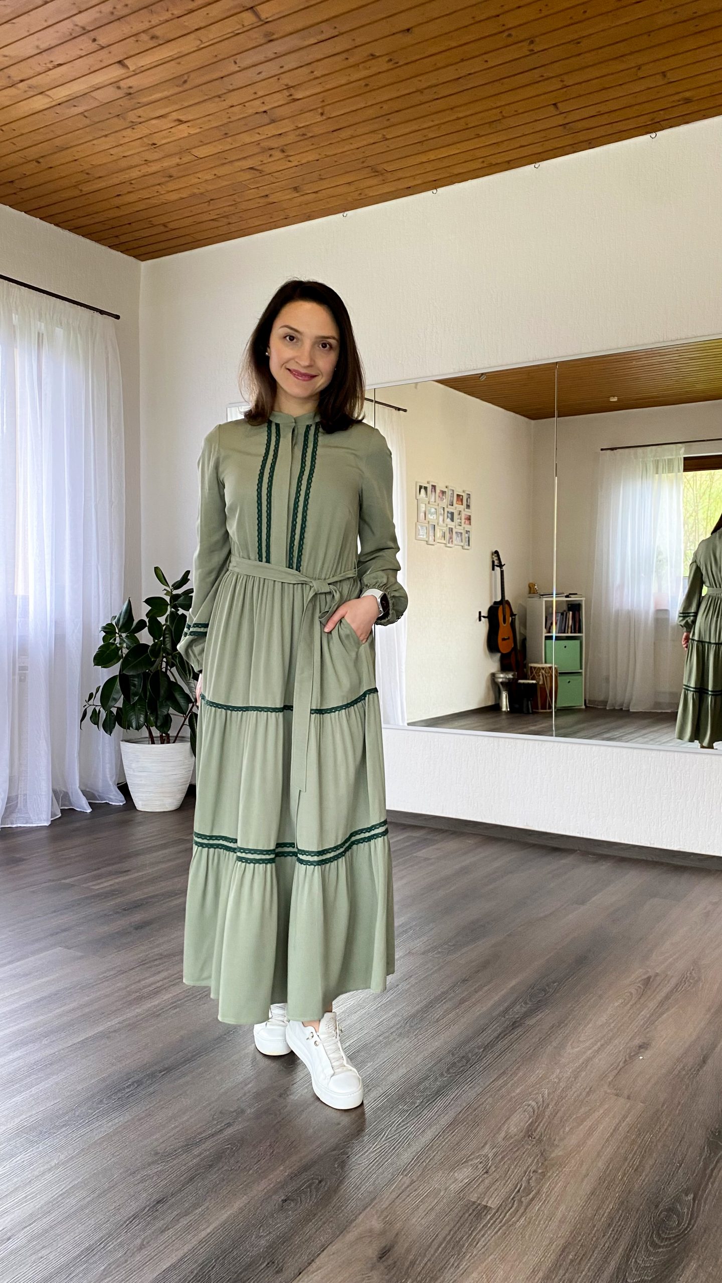 Kleid mit Stufenrock und Spitze (Klassik) – Bild 16