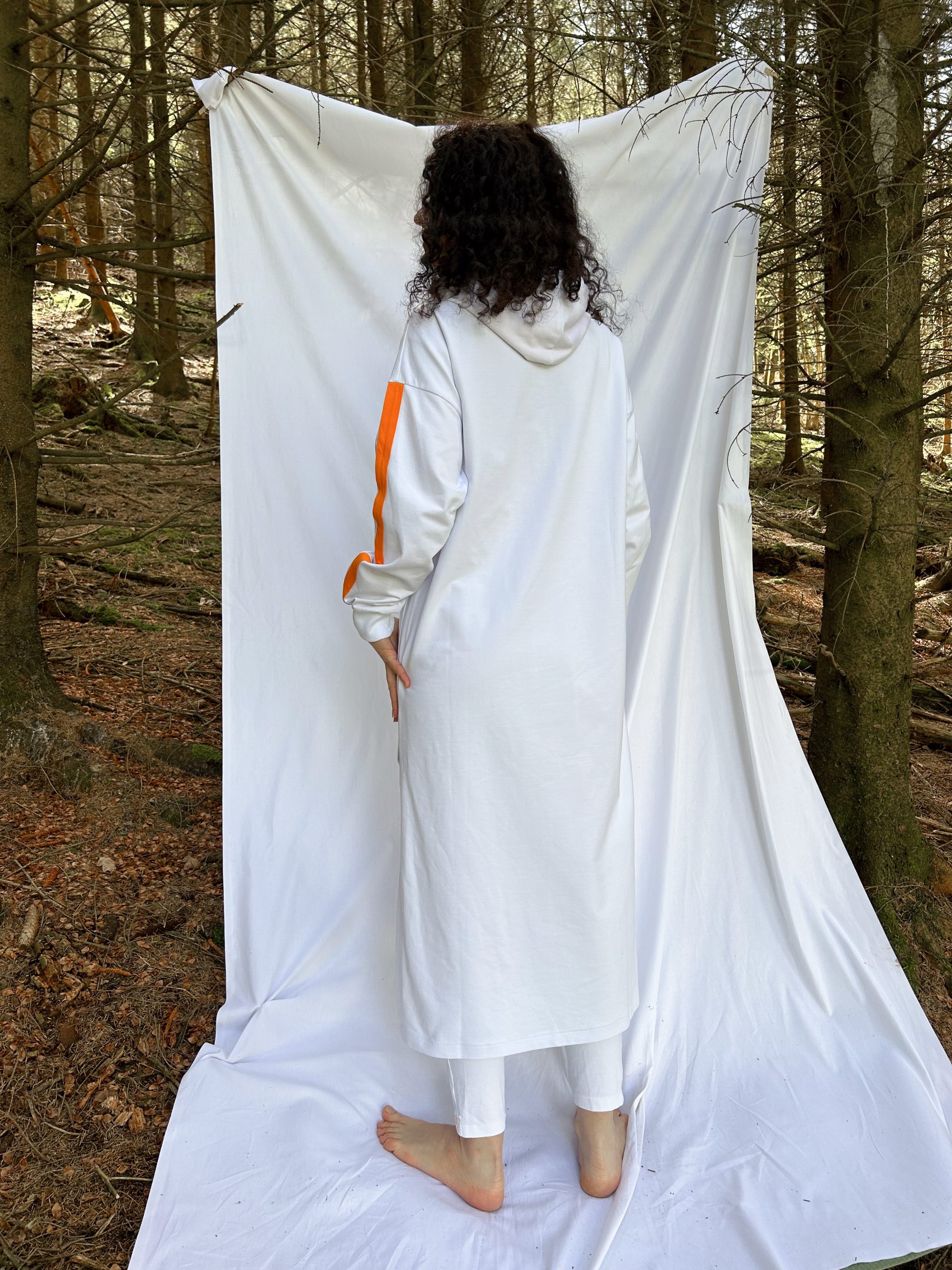 Kapuzenkleid mit Bhakti-Streifen – Bild 6