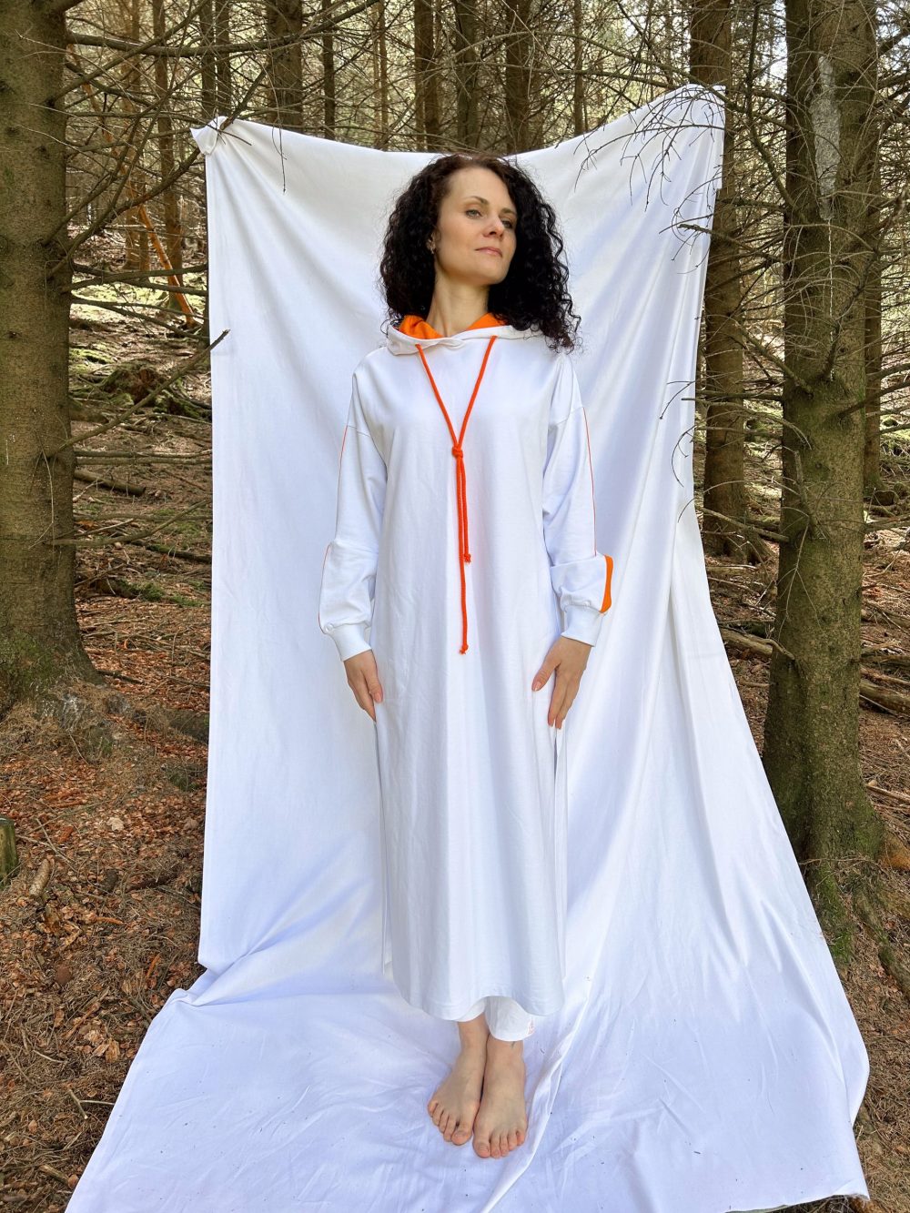 Kapuzenkleid mit Bhakti-Streifen – Bild 13