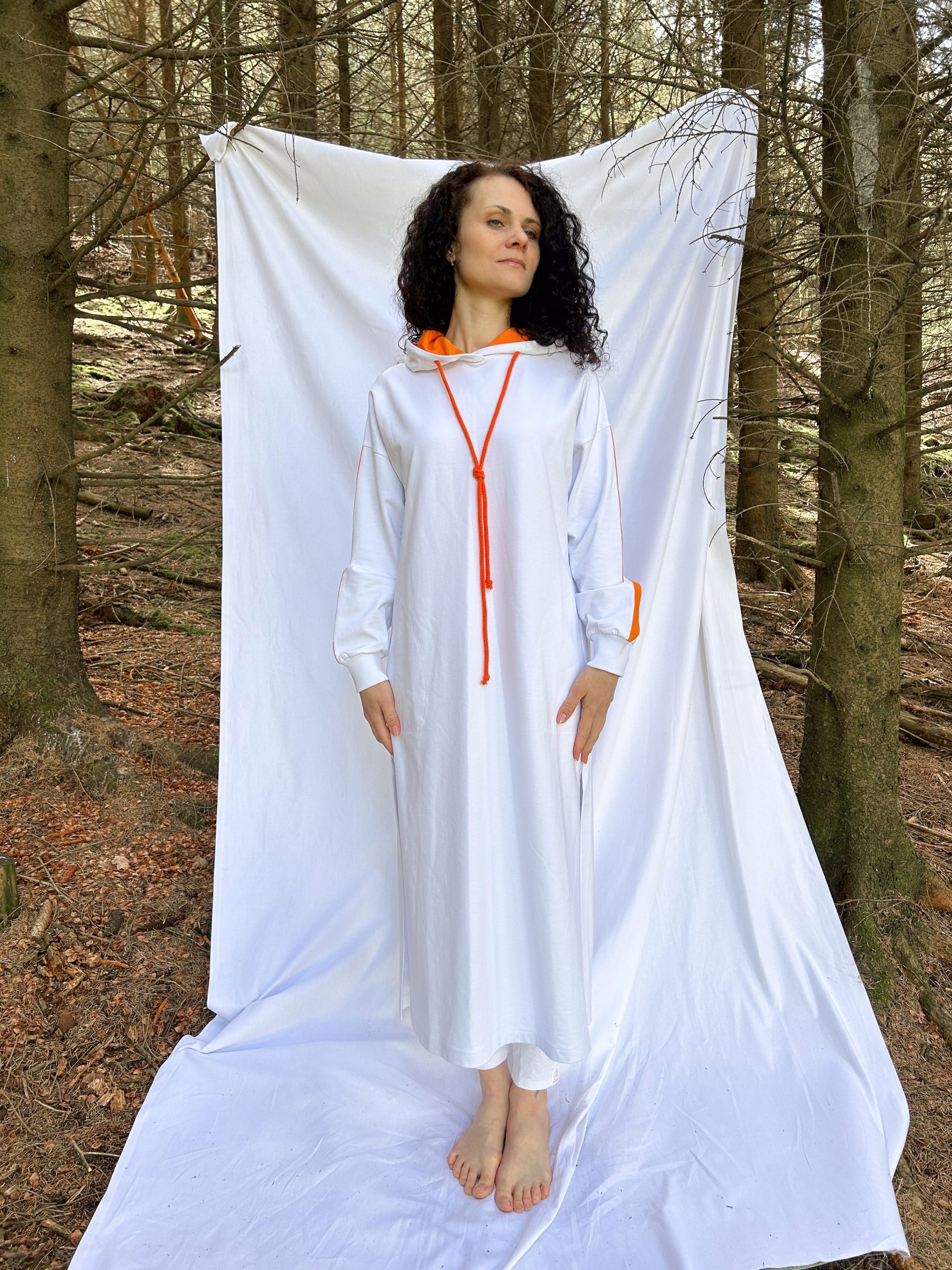 Kapuzenkleid mit Bhakti-Streifen – Bild 13