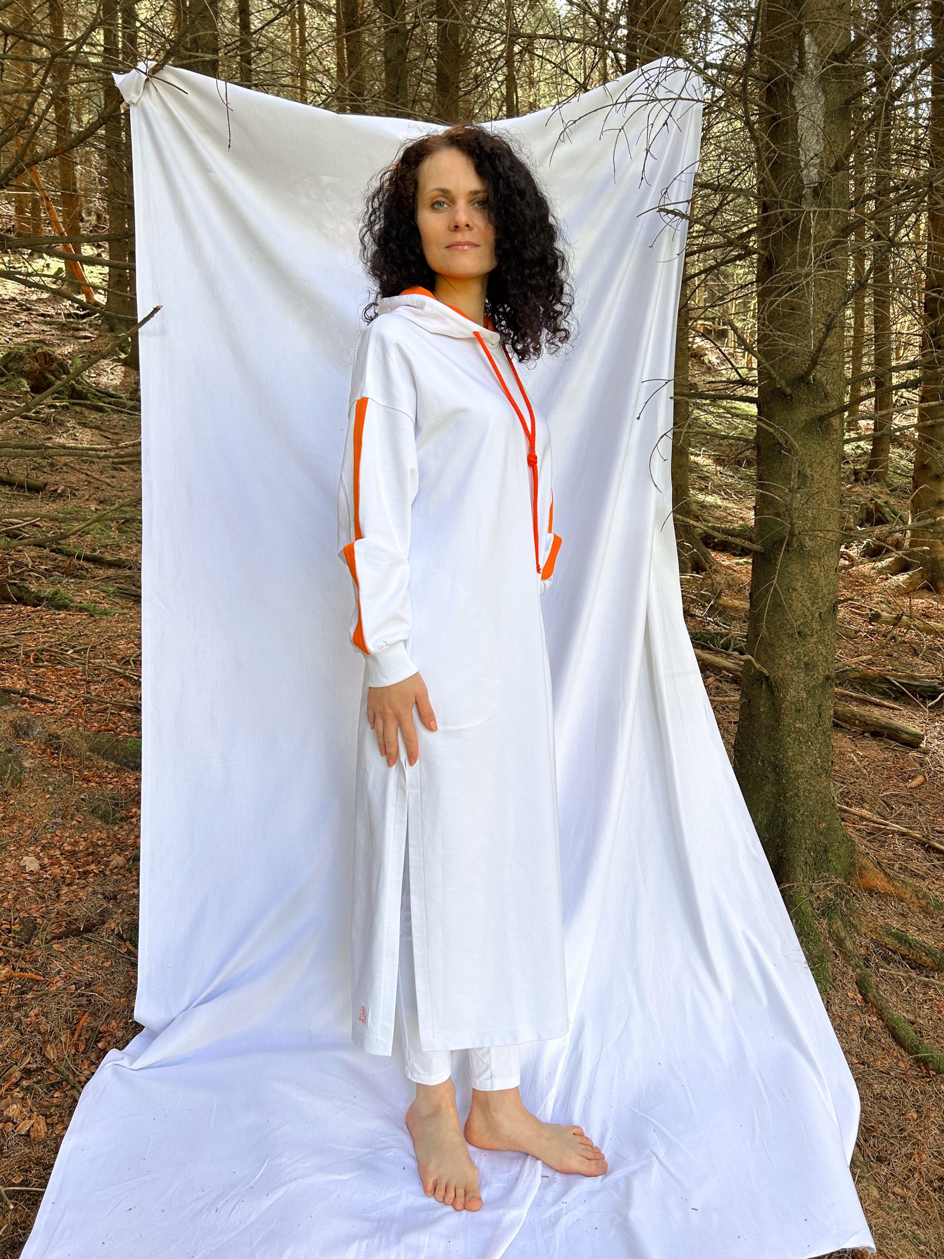 Kapuzenkleid mit Bhakti-Streifen – Bild 11