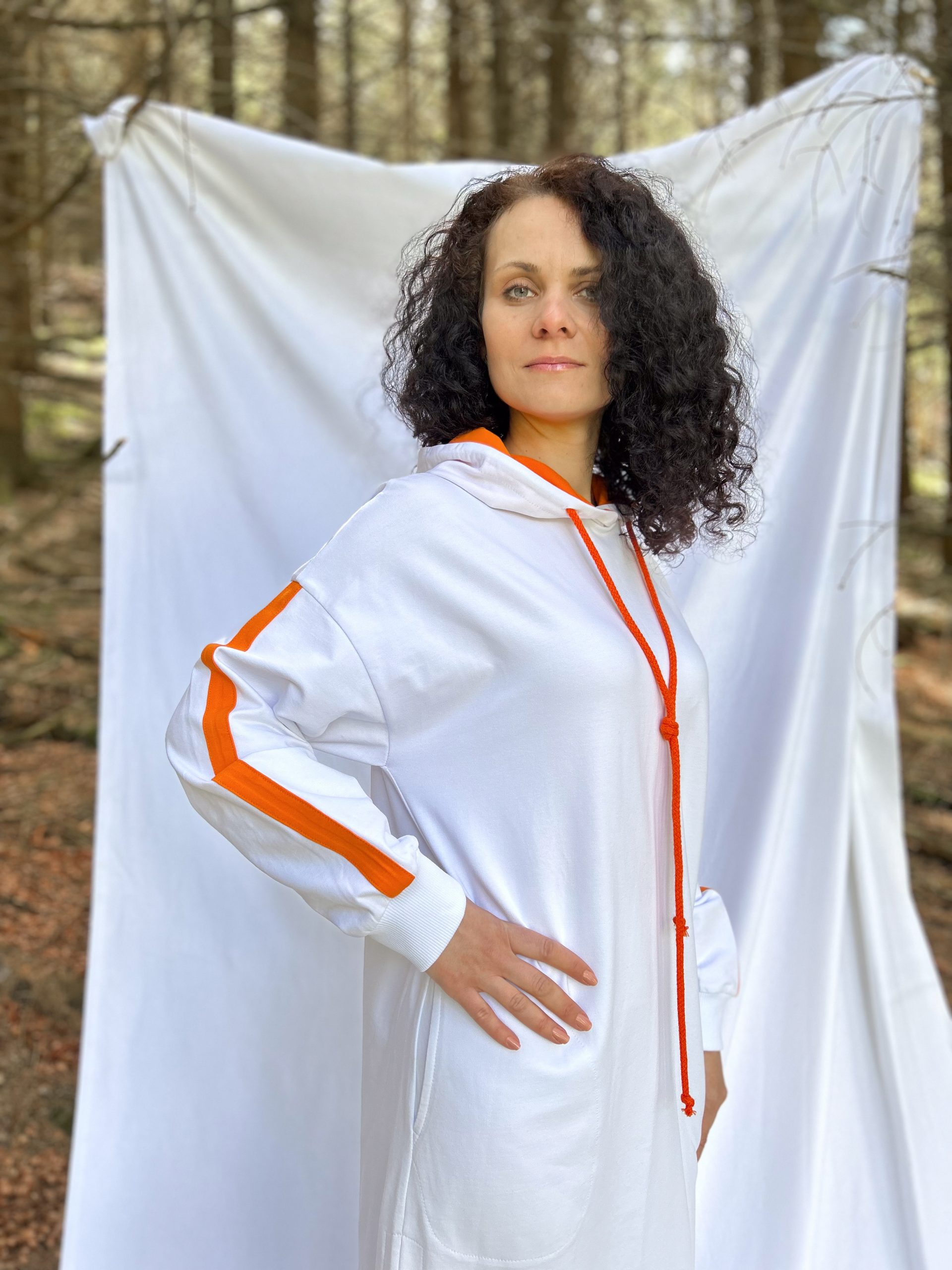 Kapuzenkleid mit Bhakti-Streifen – Bild 9
