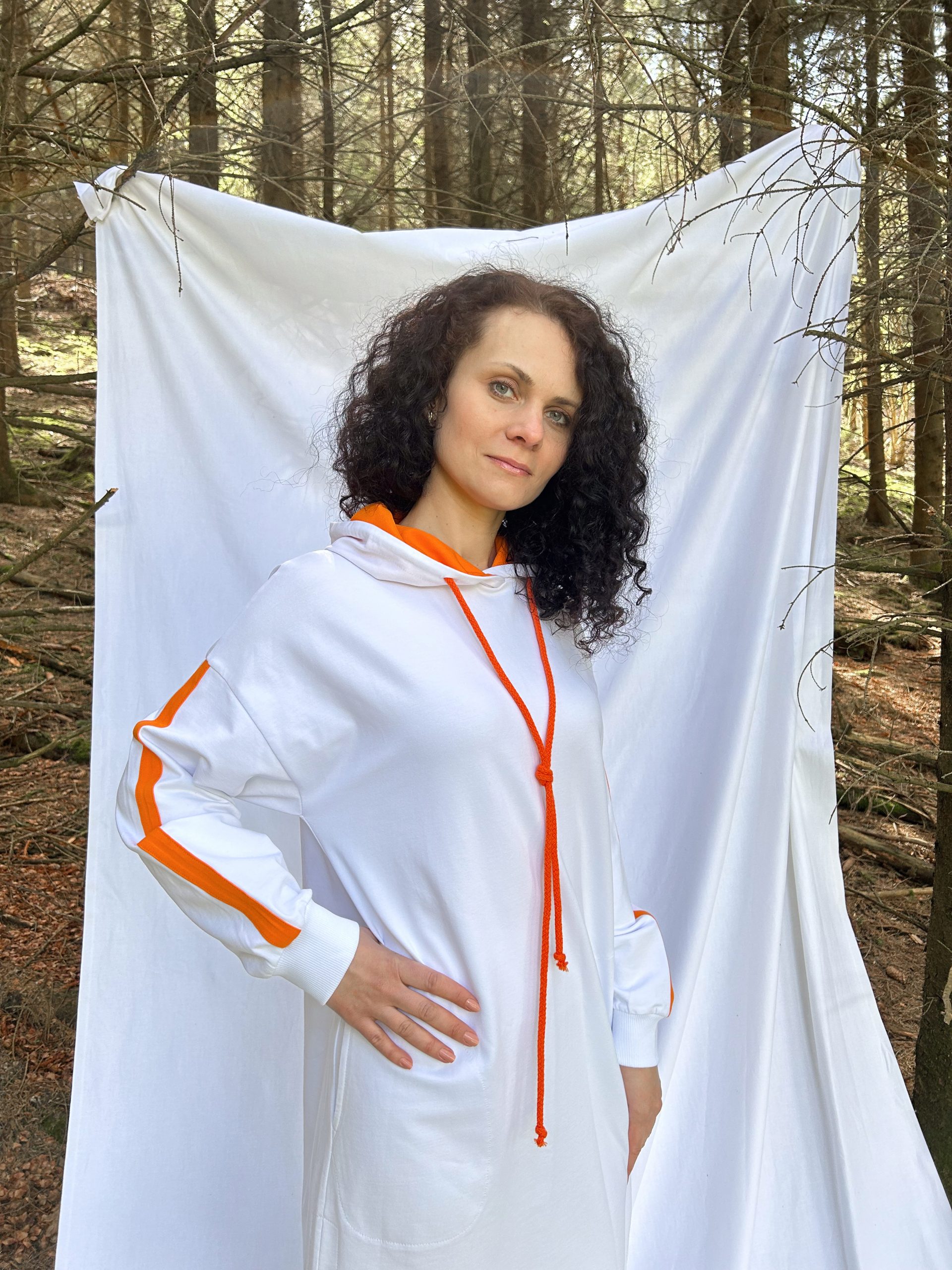 Kapuzenkleid mit Bhakti-Streifen – Bild 7