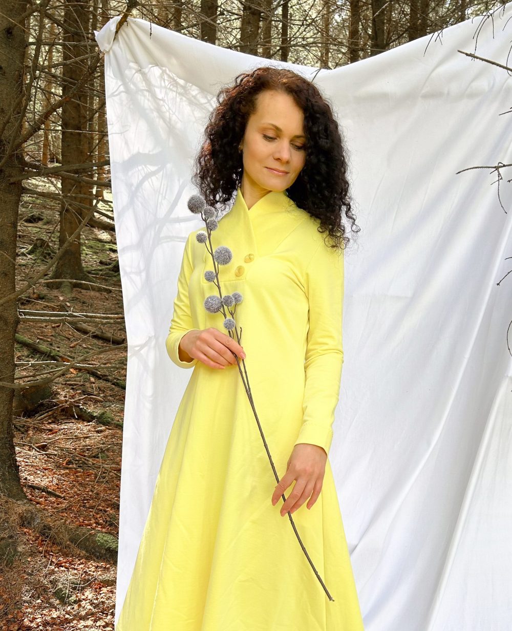 Kleid mit Schillerkragen aus Rippenjersy – Bild 9