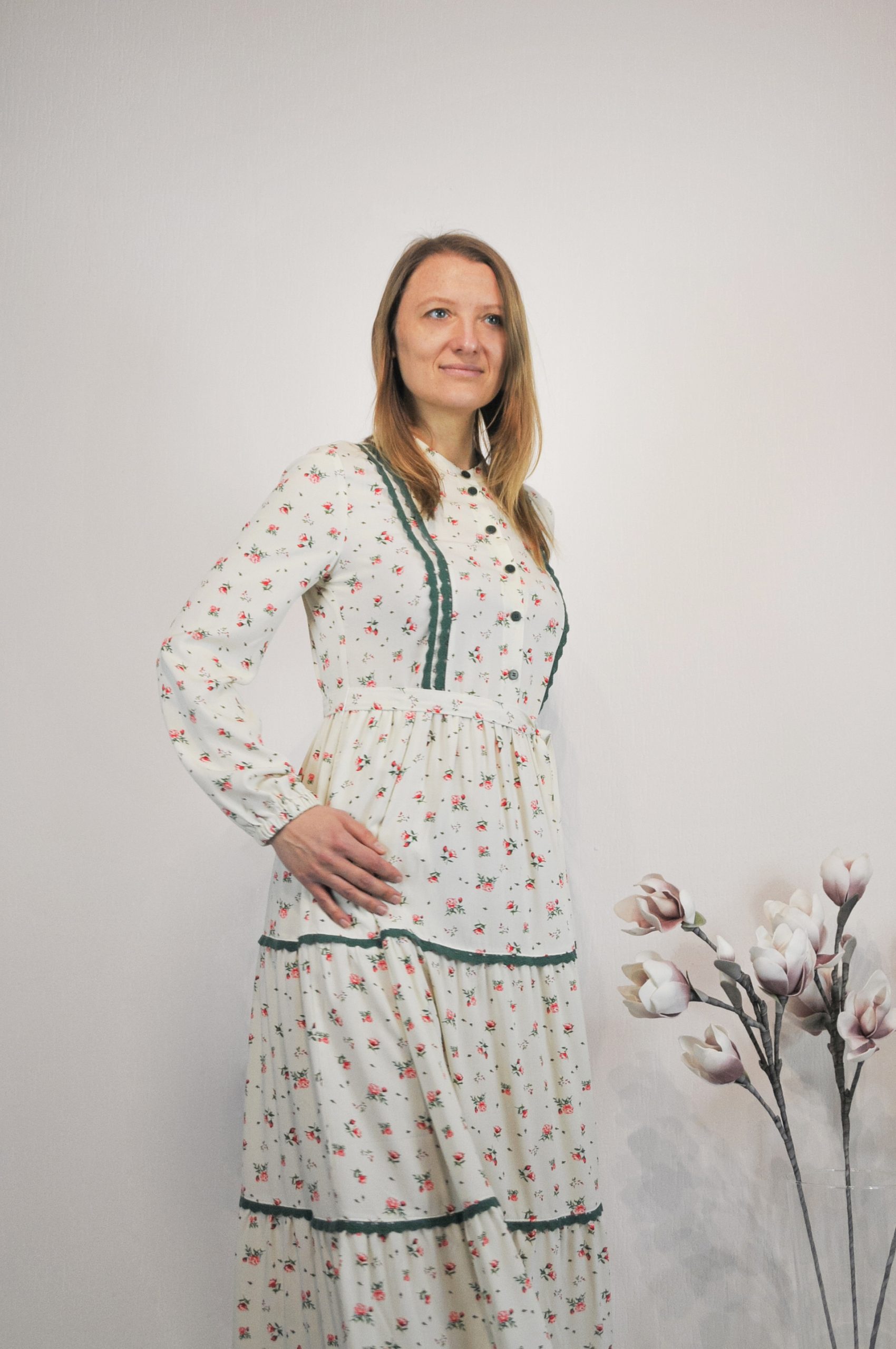 Kleid mit Stufenrock und Blumenprint – Bild 14