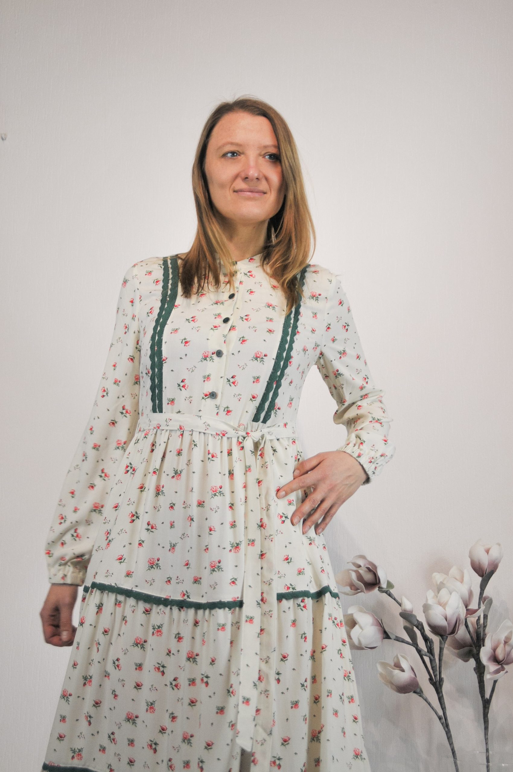 Kleid mit Stufenrock und Blumenprint – Bild 12