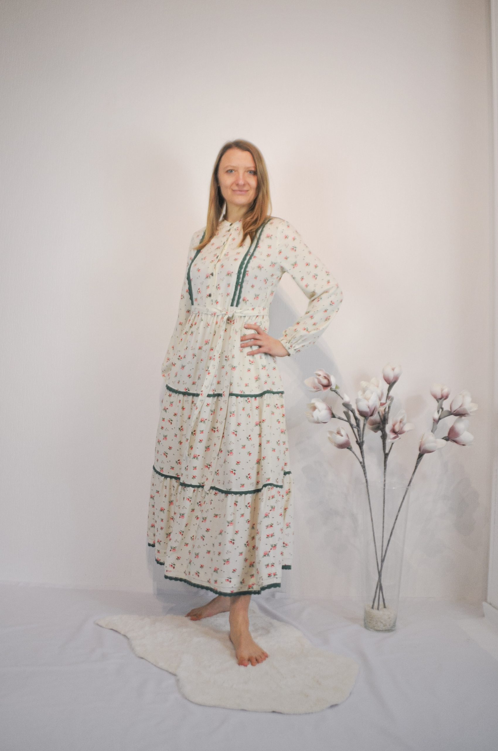 Kleid mit Stufenrock und Blumenprint – Bild 11