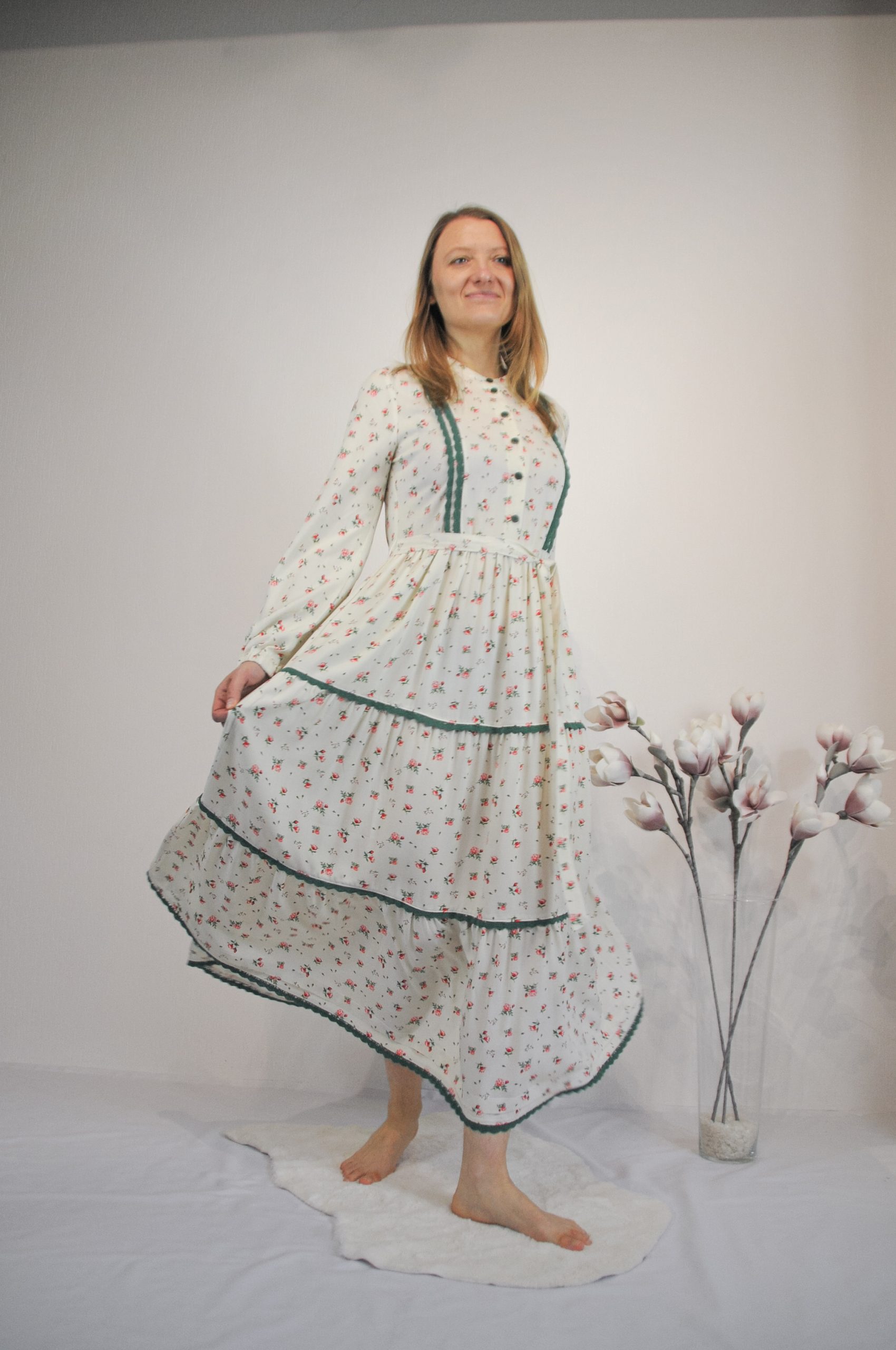 Kleid mit Stufenrock und Blumenprint – Bild 8