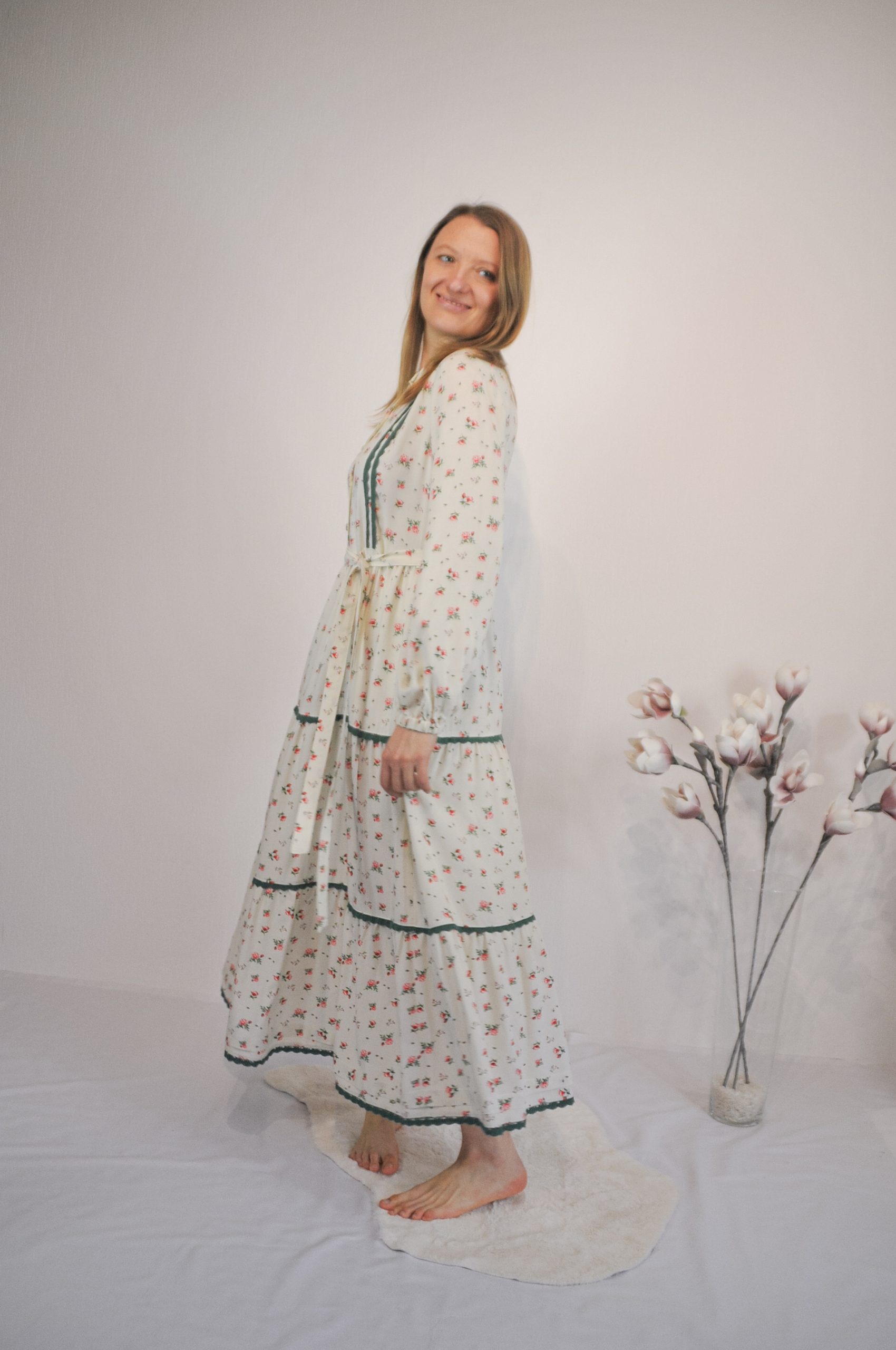 Kleid mit Stufenrock und Blumenprint – Bild 7
