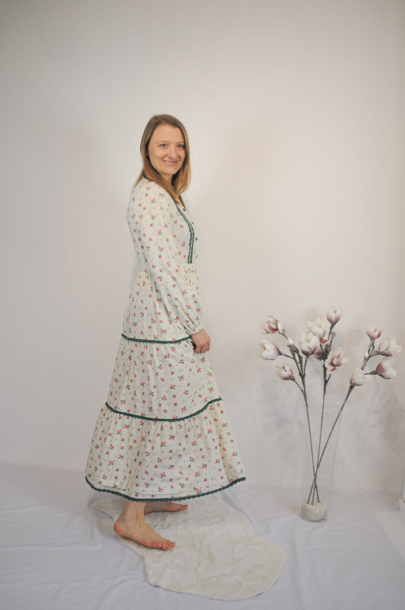 Kleid mit Stufenrock und Blumenprint – Bild 6