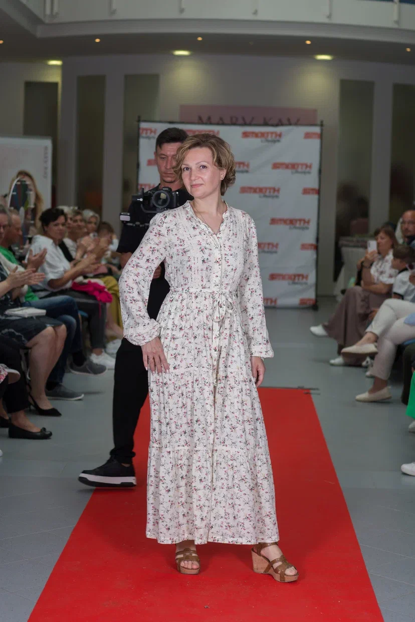 Kleid mit Stufenrock und Blumenprint – Bild 5