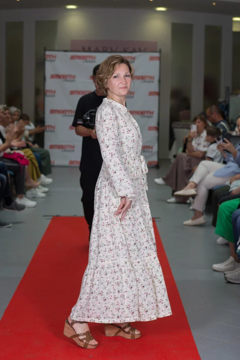 Kleid mit Stufenrock und Blumenprint – Bild 4