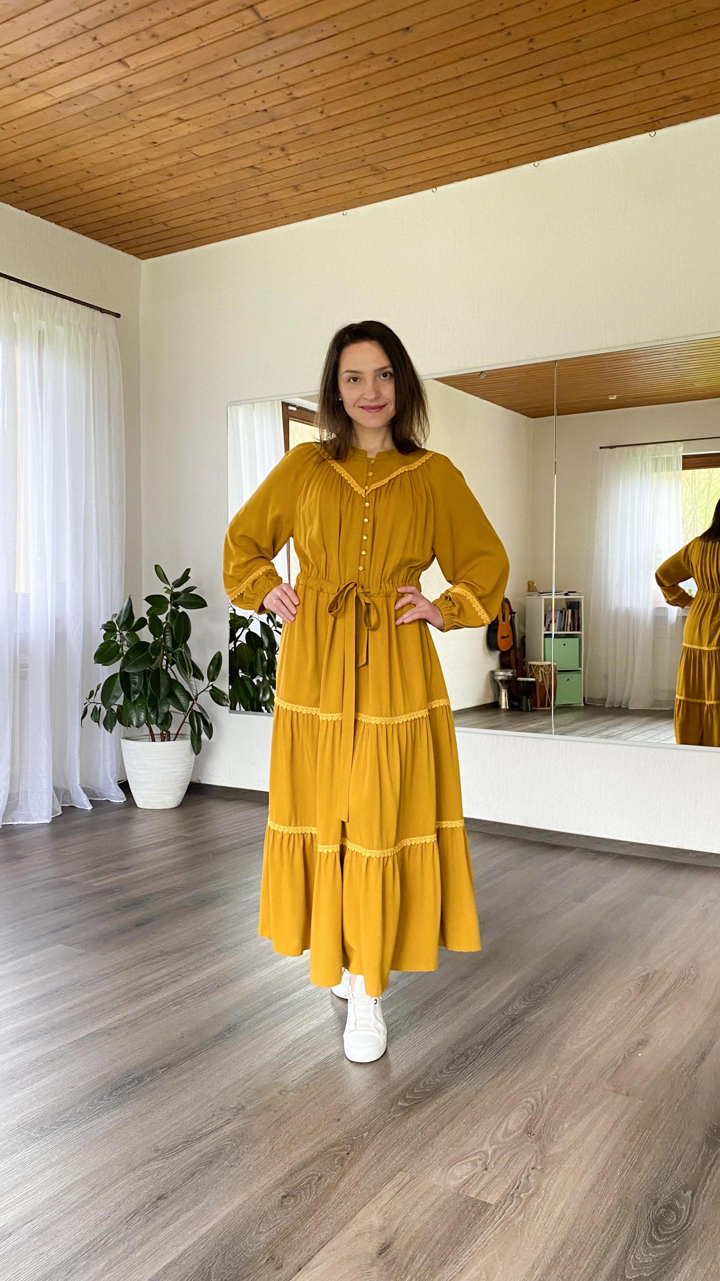 Kleid mit Stufenrock und Spitze (Raglan) – Bild 4