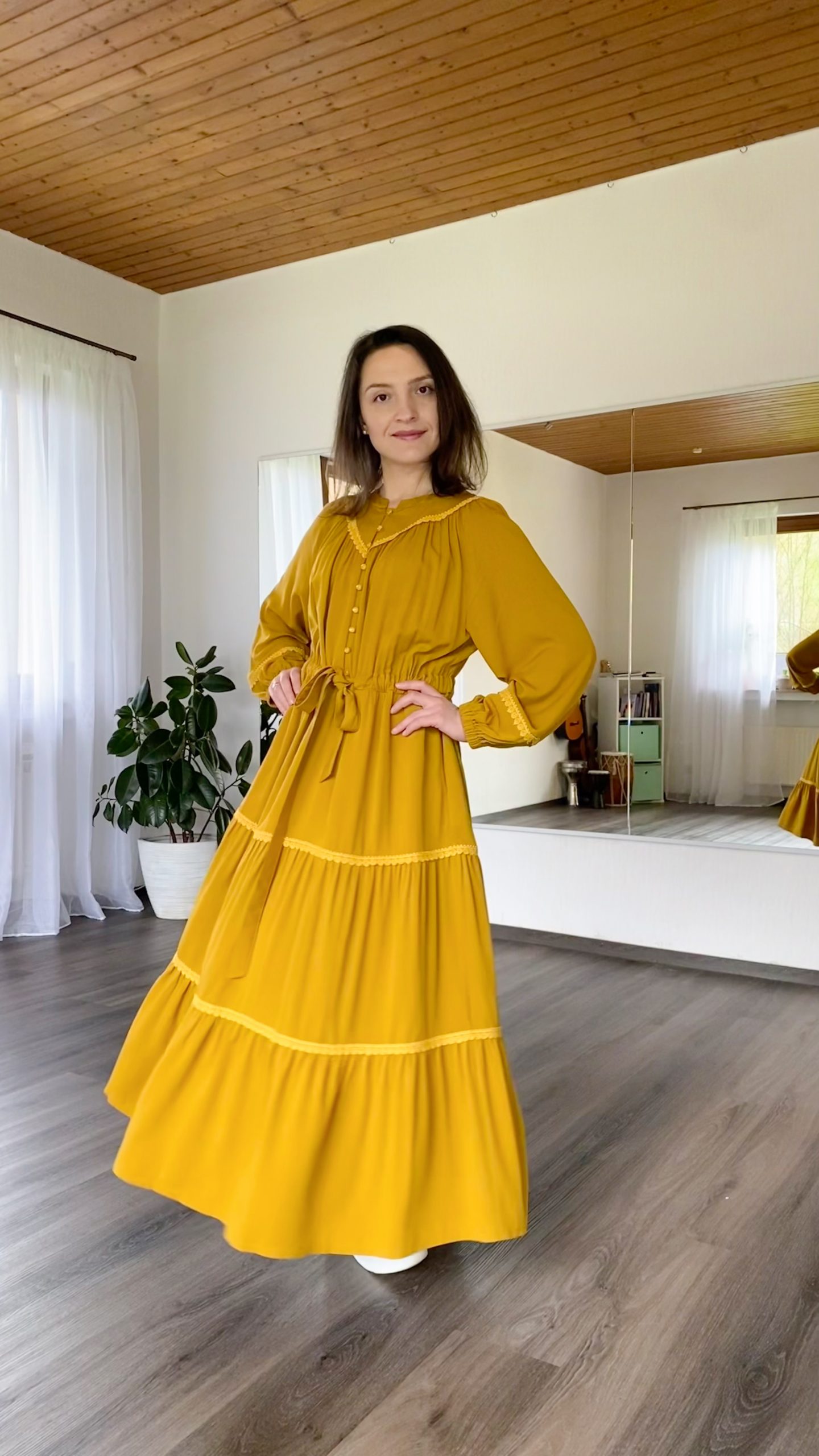 Kleid mit Stufenrock und Spitze (Raglan) – Bild 3
