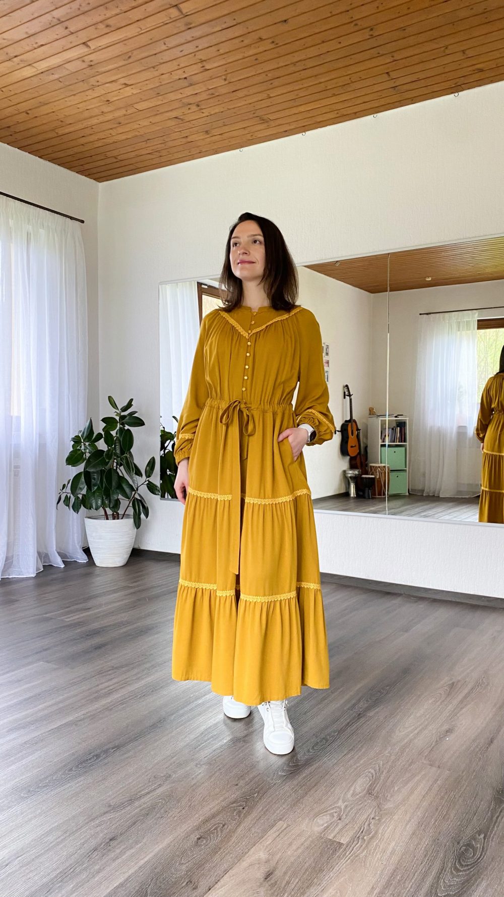 Kleid mit Stufenrock und Spitze (Raglan) – Bild 2