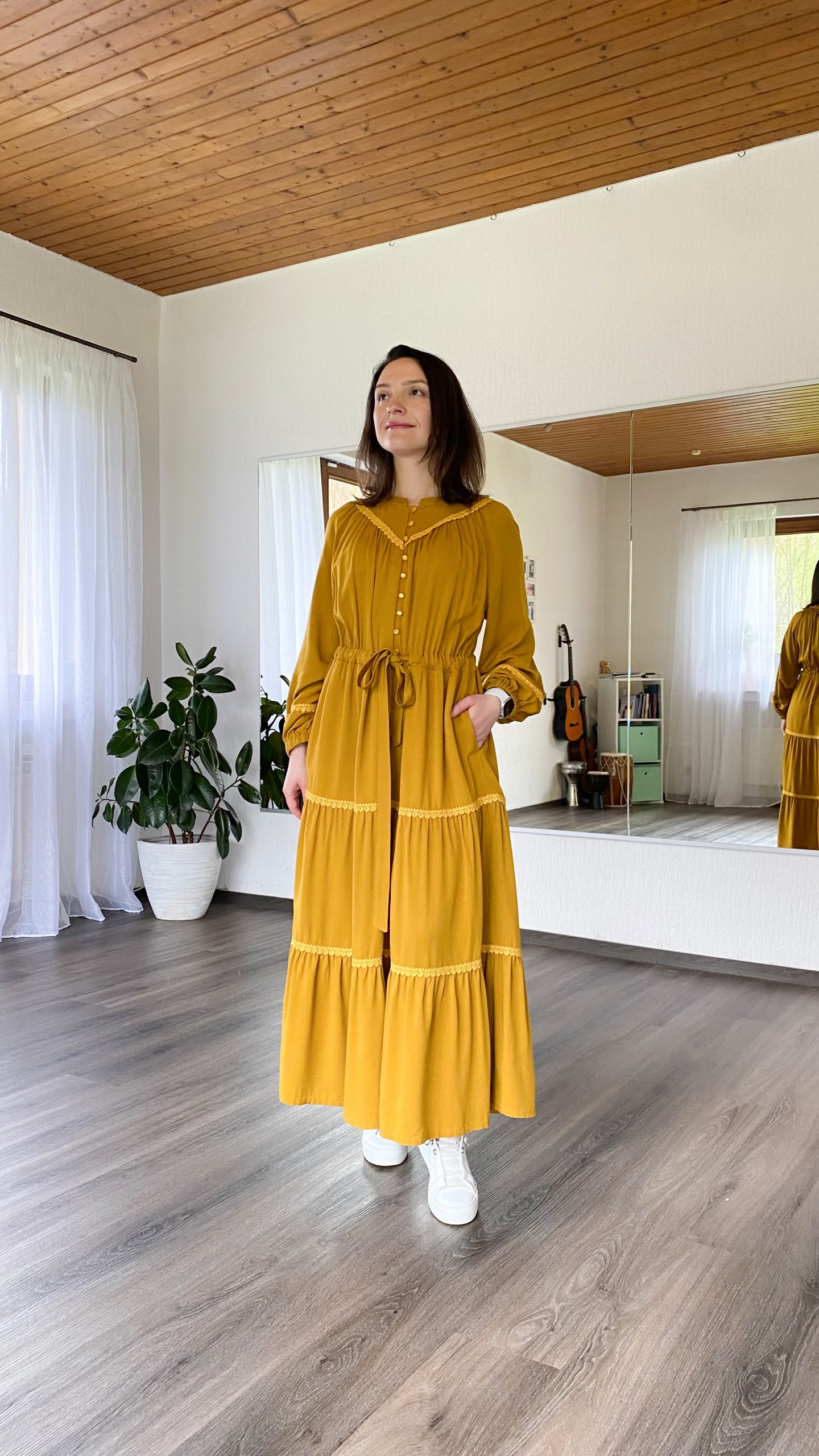 Kleid mit Stufenrock und Spitze (Raglan) – Bild 2