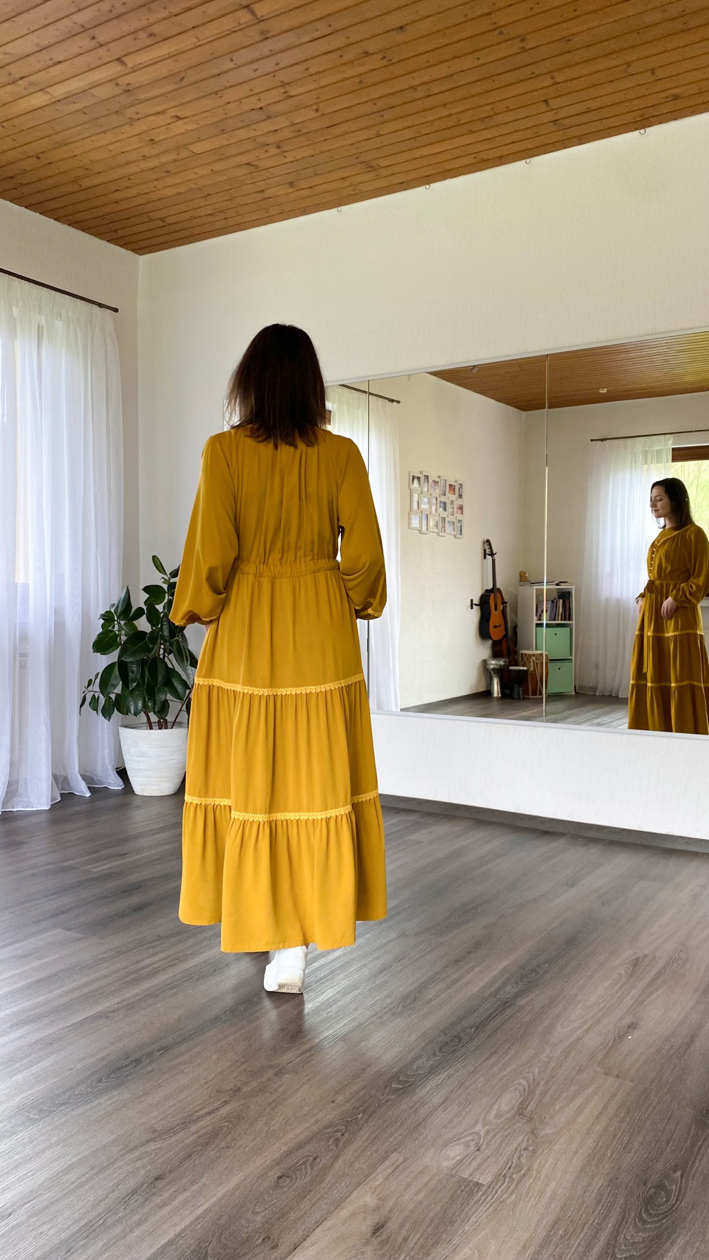 Kleid mit Stufenrock und Spitze (Raglan) – Bild 11