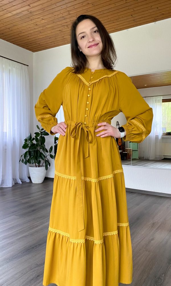 Dress with tiered skirt and lace (raglan)