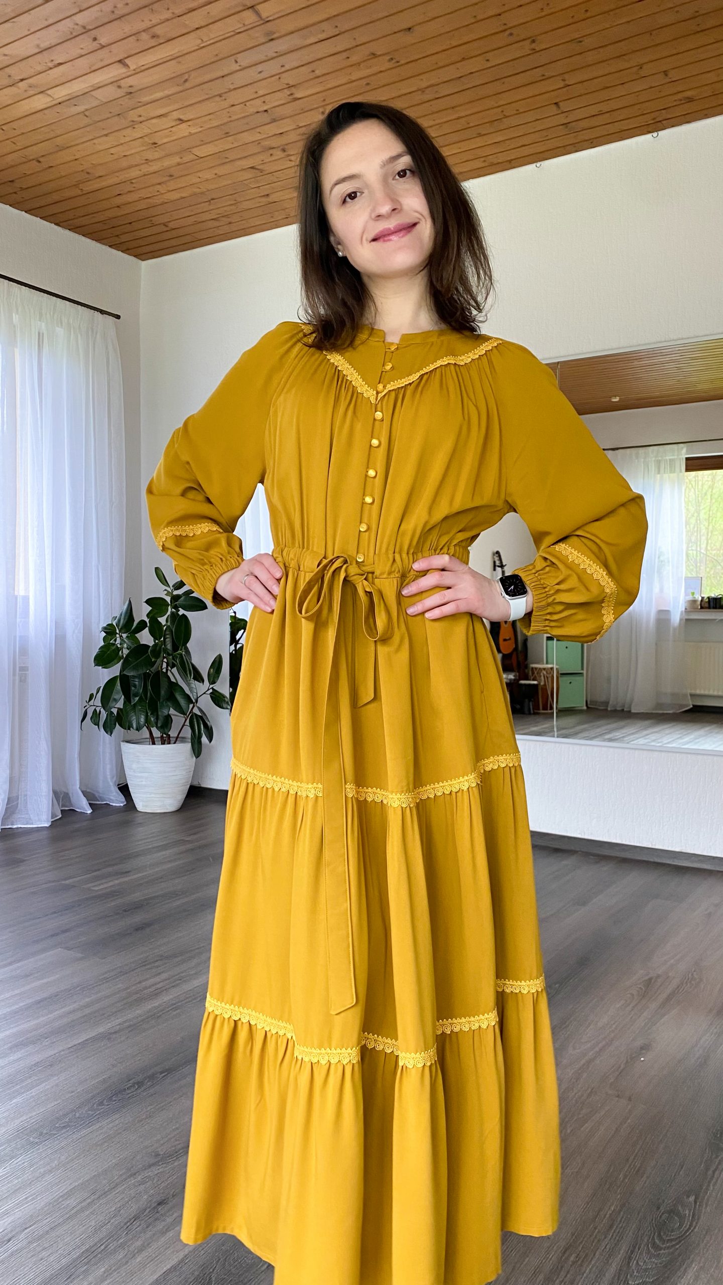 Dress with tiered skirt and lace (raglan)