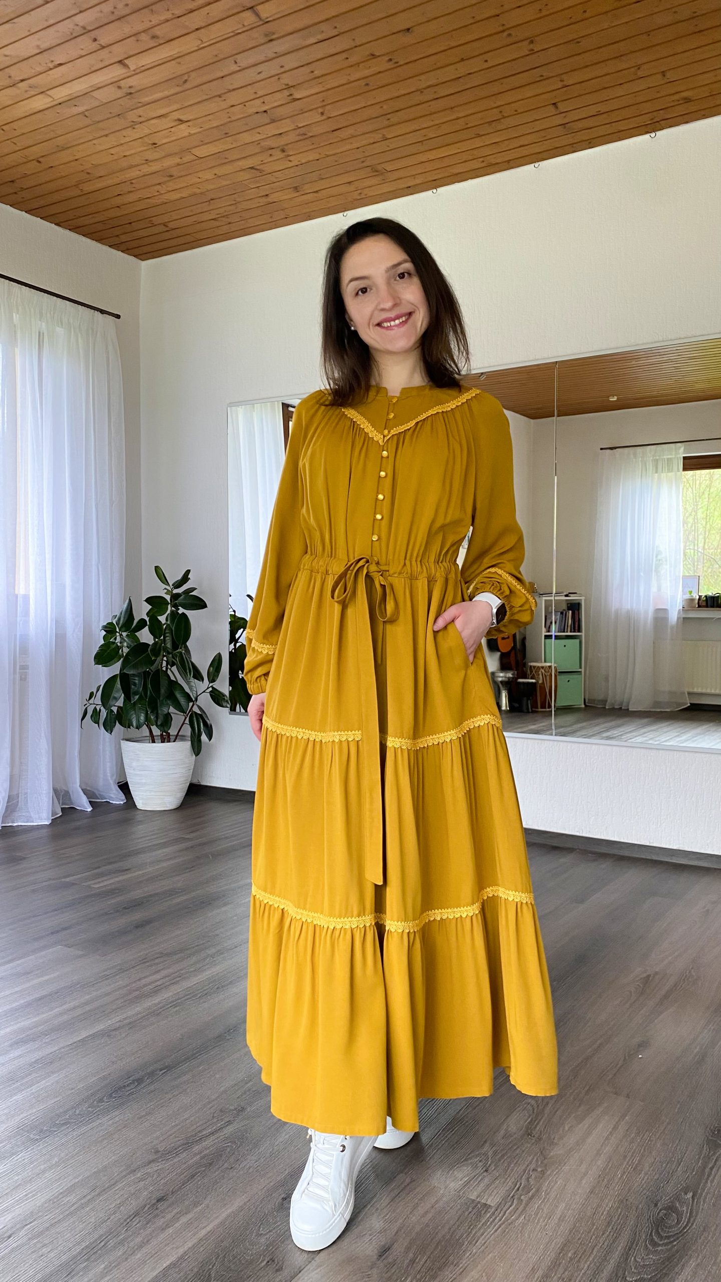 Kleid mit Stufenrock und Spitze (Raglan) – Bild 8