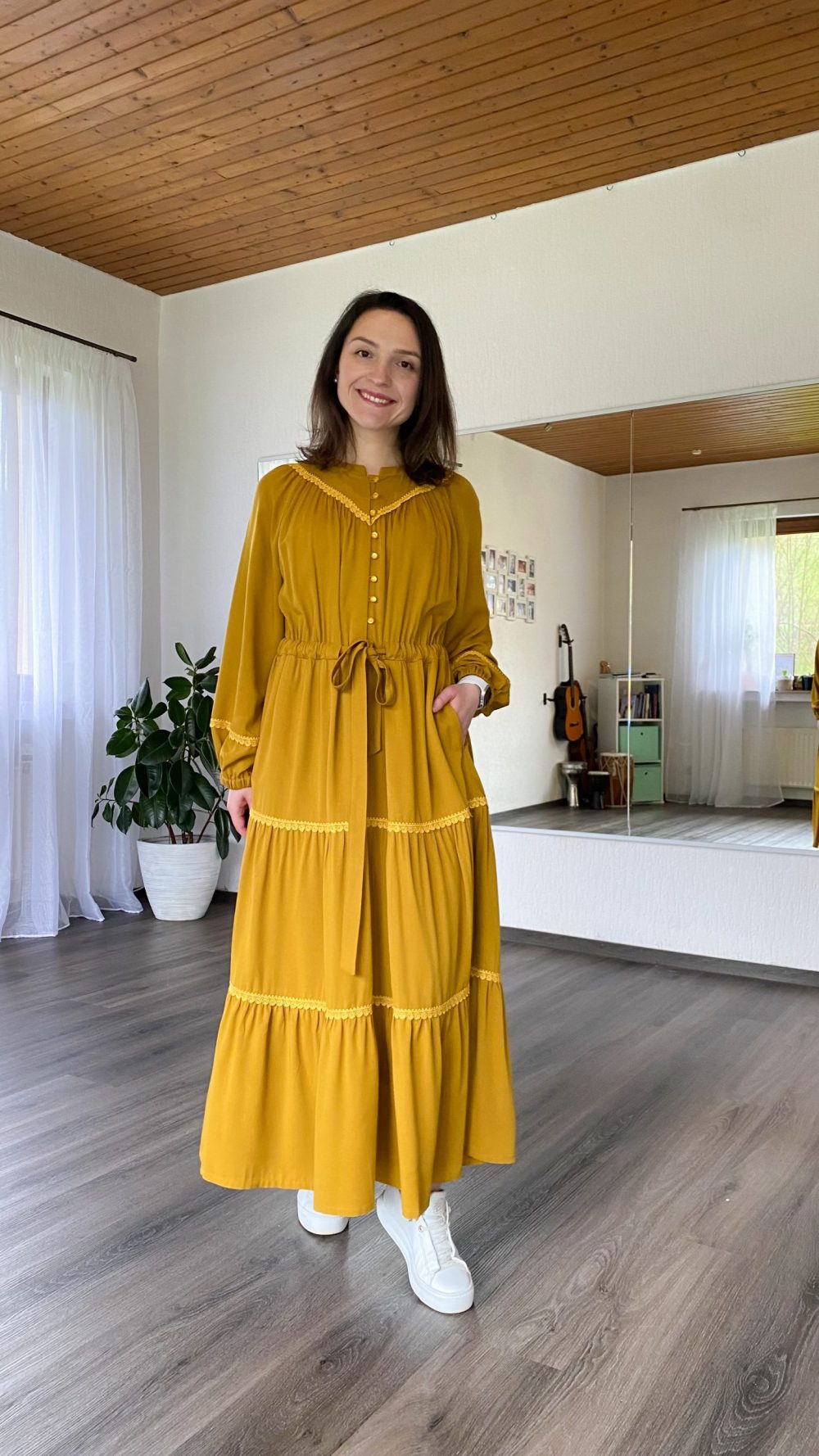 Kleid mit Stufenrock und Spitze (Raglan) – Bild 7