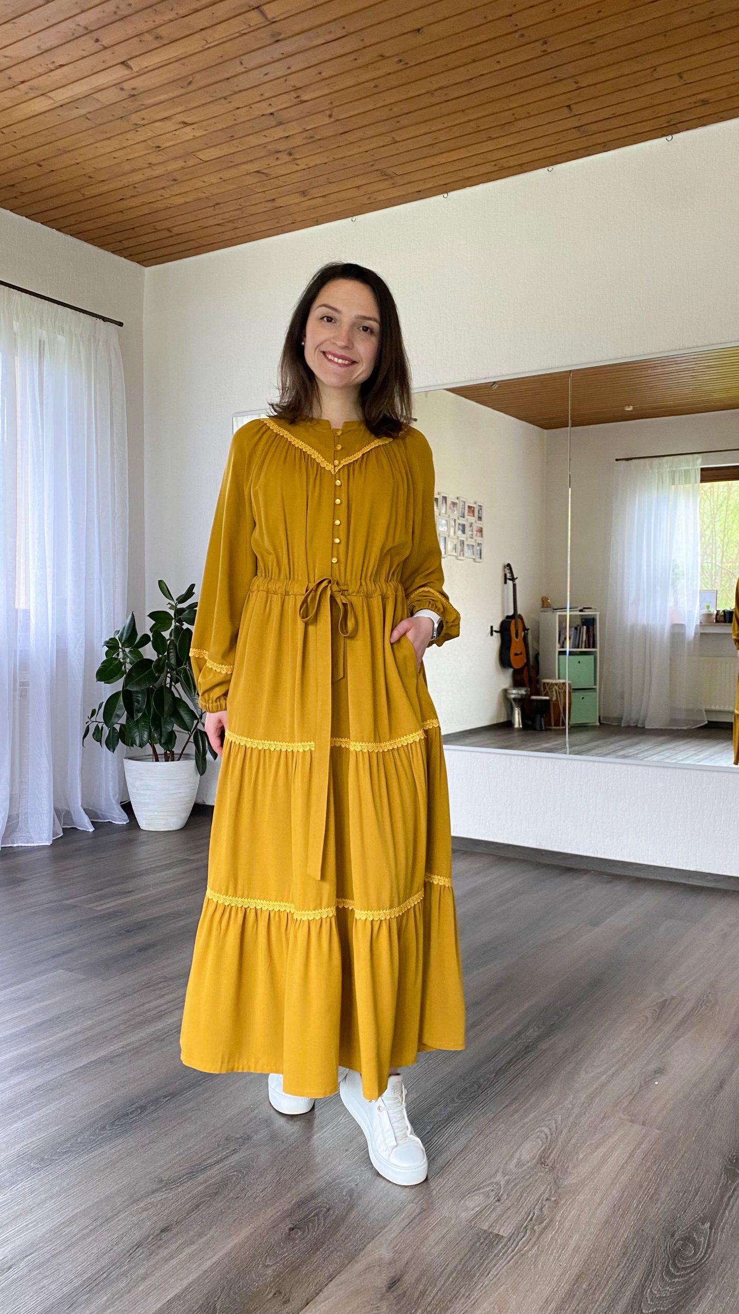 Kleid mit Stufenrock und Spitze (Raglan) – Bild 7