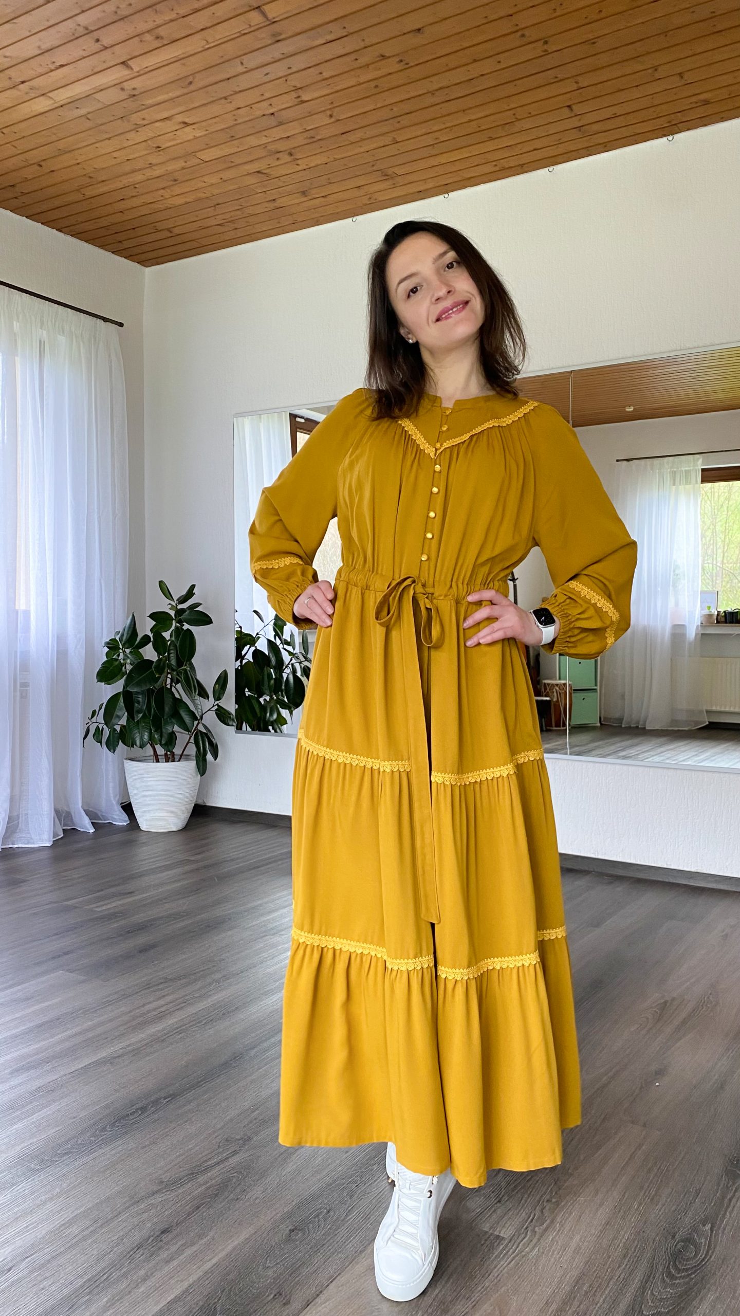 Kleid mit Stufenrock und Spitze (Raglan) – Bild 6