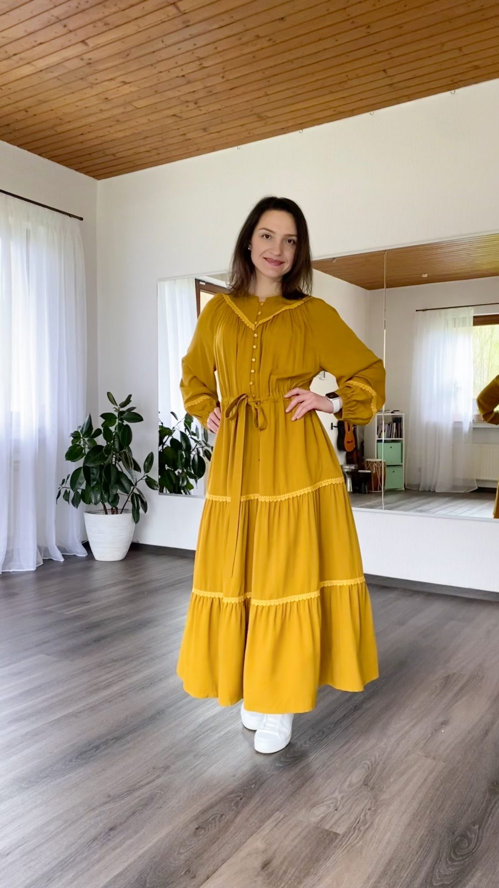 Kleid mit Stufenrock und Spitze (Raglan) – Bild 5